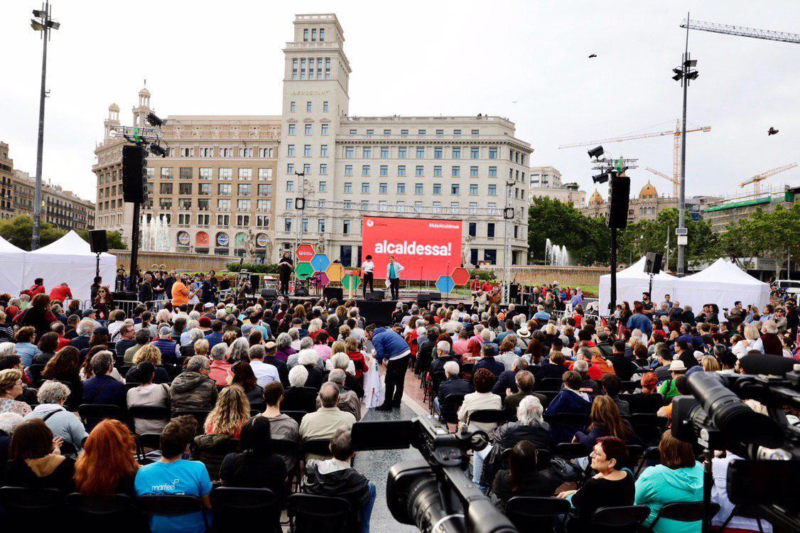 Plaça plena durant el míting final de campanya de Barcelona en Comú / BComú