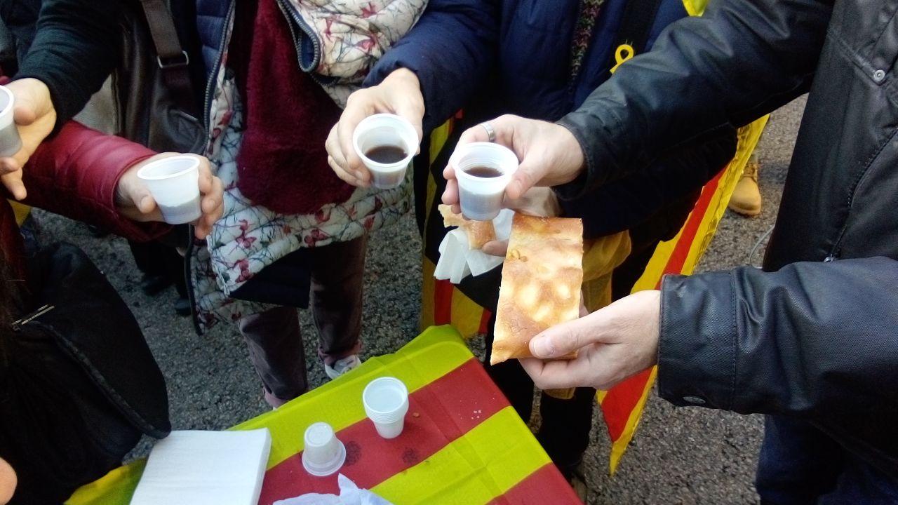 Pícnic per la República repartint coca i ratafia en la protesta del dia de la Constitució / Pícnic per la República