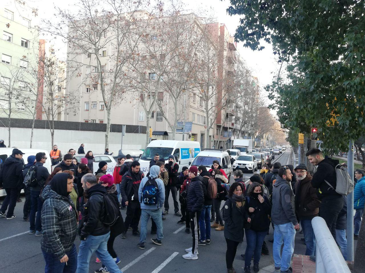 Els manifestants de la vaga del 21-F que han tallat la Gran Via al carrer Llacuna, tallant la rambla Guipúscoa. Hi ha el diputat de la CUP Carles Riera / A.L.