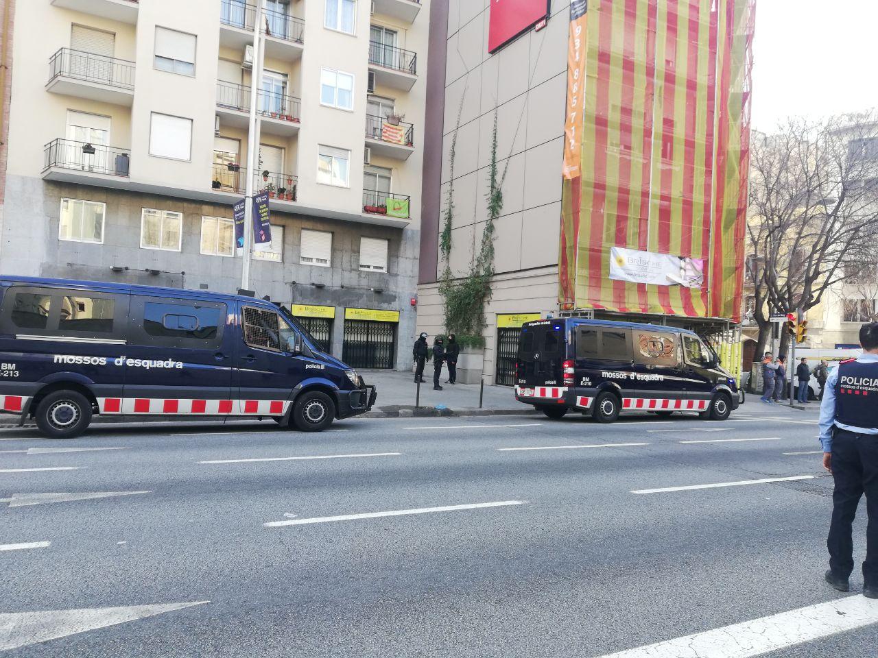 Furgonetes i agents dels Mossos d'Esquadra a Aragó amb Dos de Maig, on s'ha identificat un manifestant / Adrià Lizanda