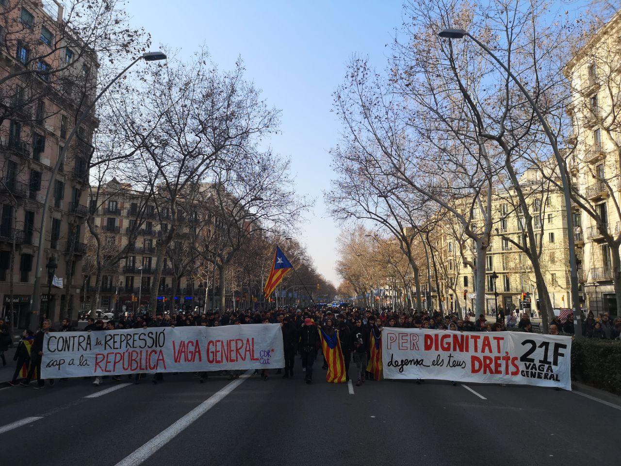 Els manifestants de la vaga del 21-F de la Gran Via amb Rocafort marxen cap a la plaça Universitat / David Cobo 