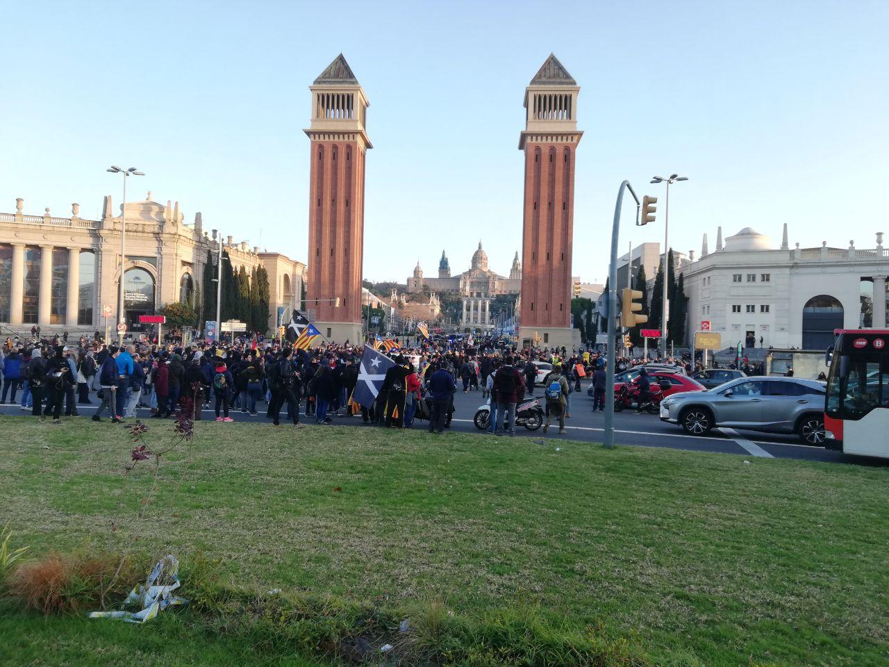 Els manifestants contra la presència de Felip VI en la inauguració del MWC tallen el trànsit de la plaça Espanya / A.L.