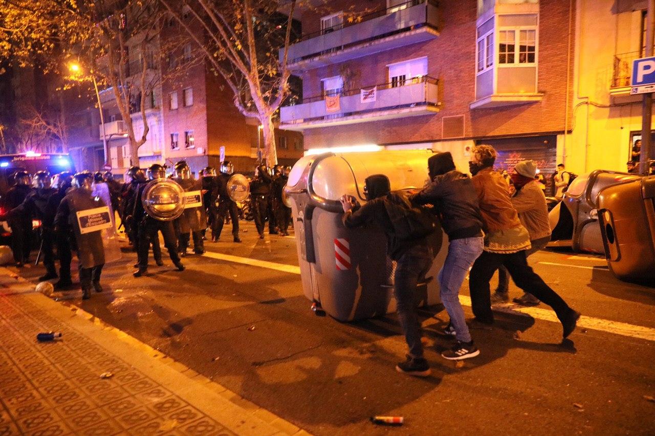 Manifestants muntant una barricada en els aldarulls de la Travessera de les Corts i la rodalia durant el clàssic / Jordi Borràs