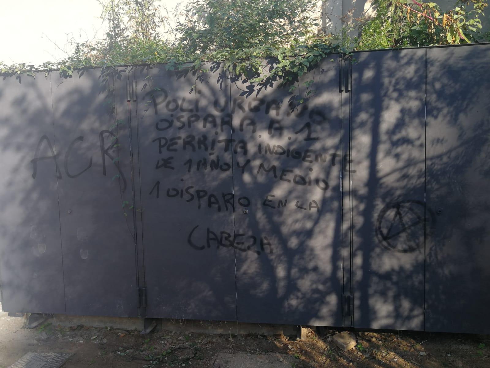 Pintada contra la Guàrdia Urbana a Montjuïc, pel cas de la gossa sota / Cedida