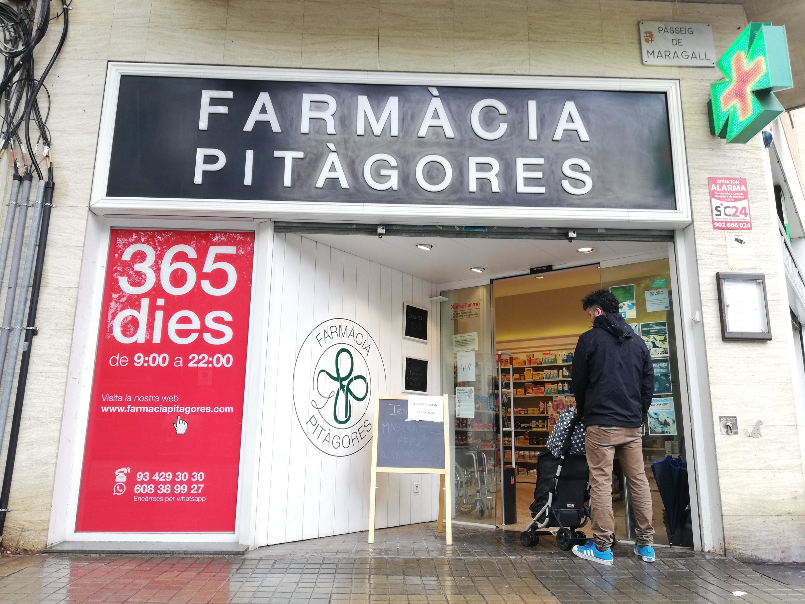 El Daniel, esperant per entrar en una farmàcia amb la intenció d'adquirir una mascareta. No se n'ha sortit, perquè el sistema havia caigut / Adrià Lizanda El Daniel, esperant per entrar en una farmàcia amb la intenció d'adquirir una mascareta. No se n'ha sortit, perquè el sistema havia caigut / Adrià Lizanda