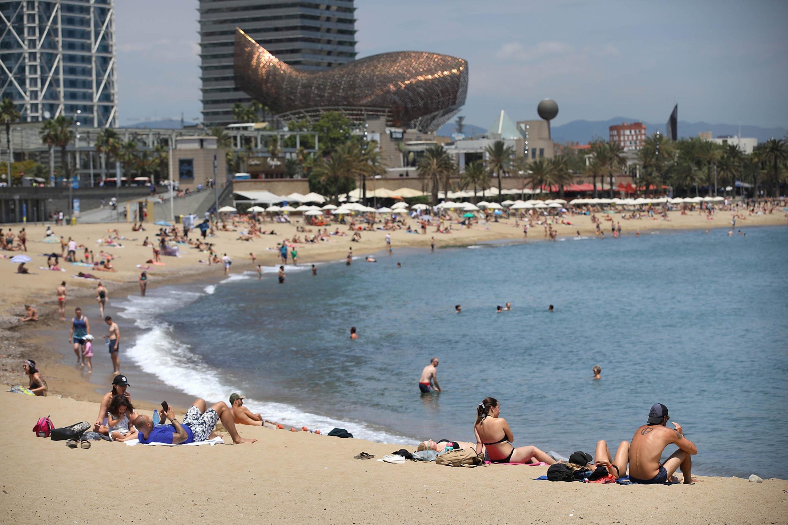 La platja de la Barceloneta dos dies abans de la revetlla de Sant Joan 2019 / Jordi Play