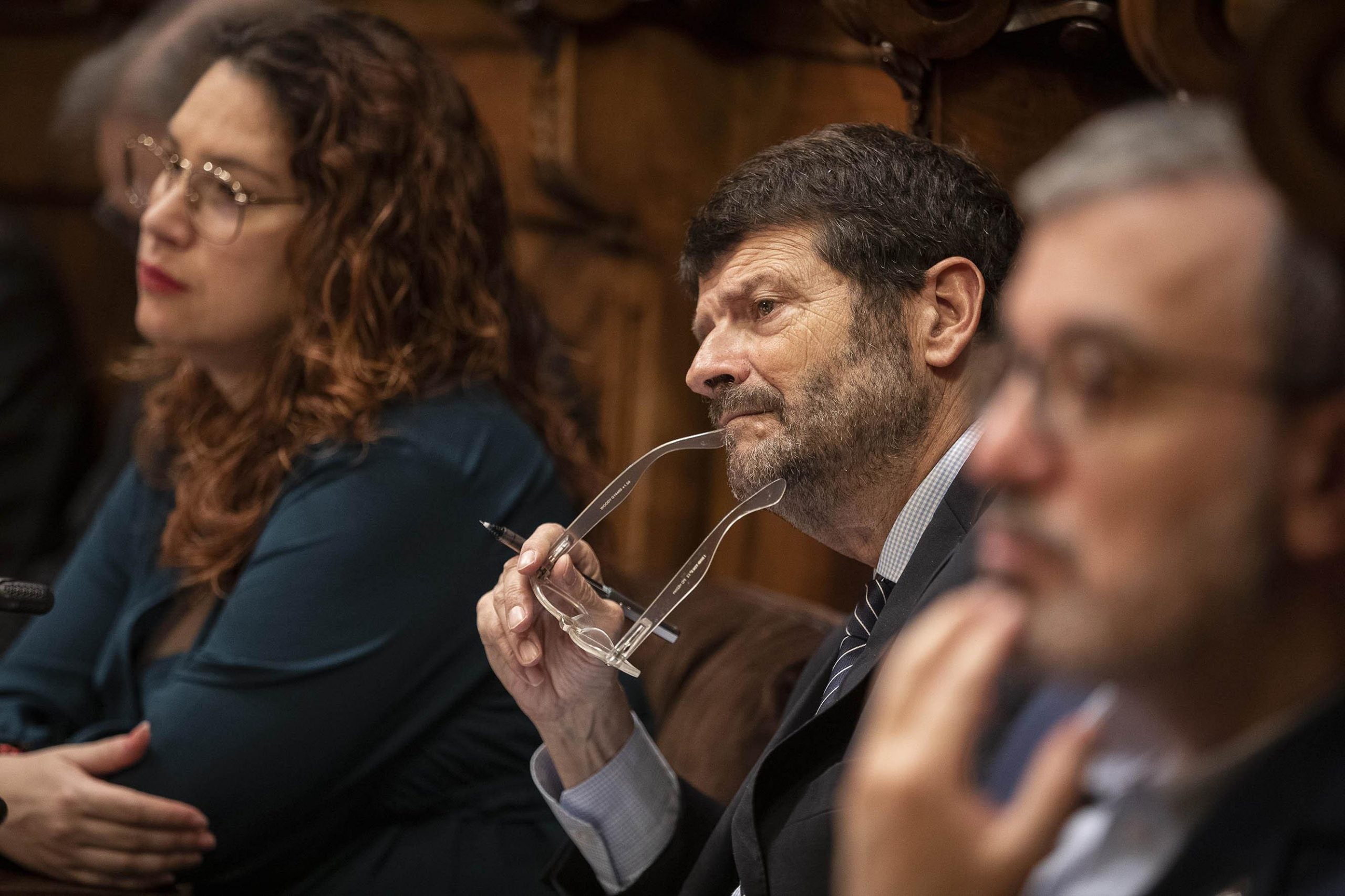 Laura Pérez, en un  ple de l'Ajuntament, al costat d'Albert Batlle i Jaume Collboni / Jordi Play