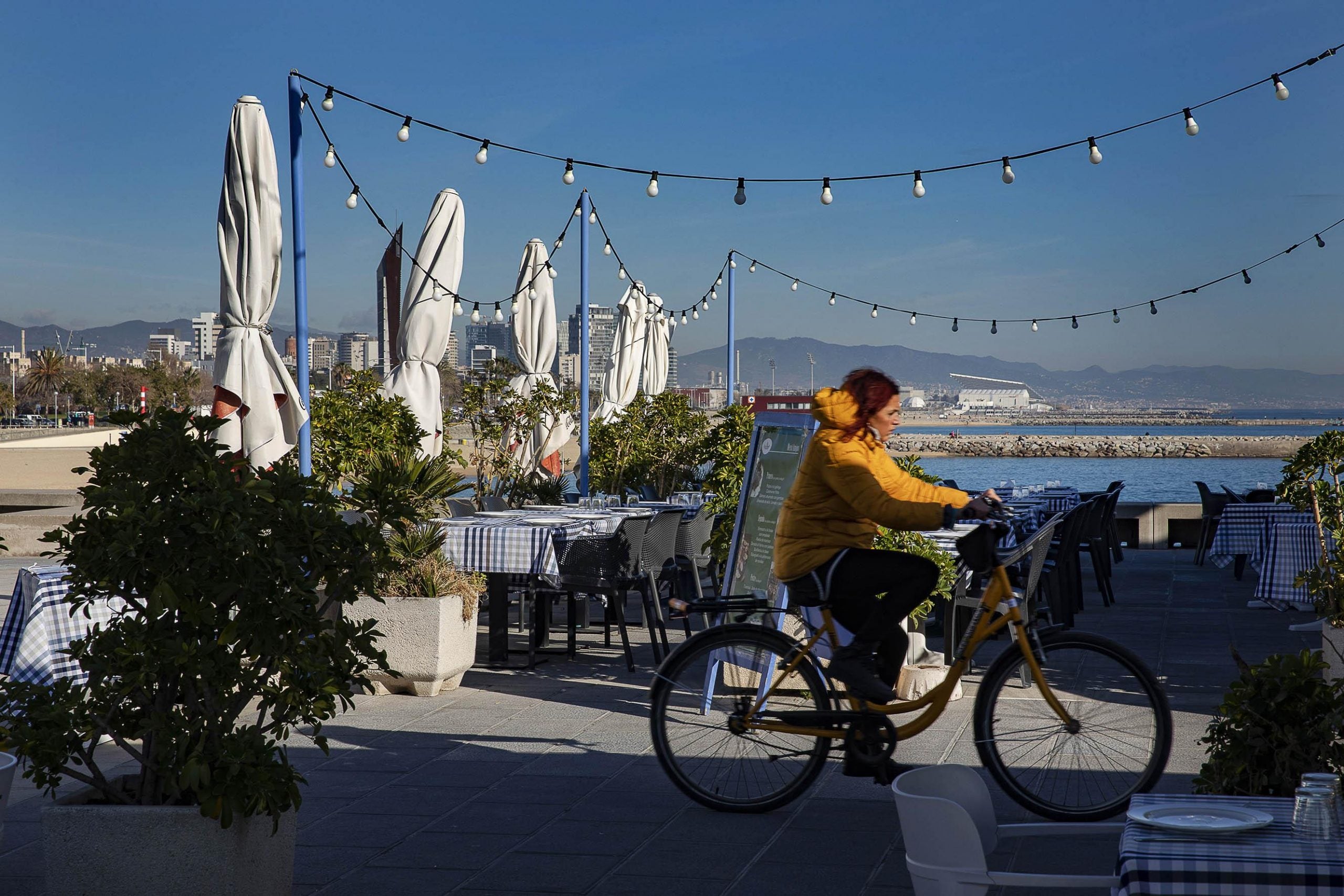 Una ciclista al Port Olímpic / Jordi Play