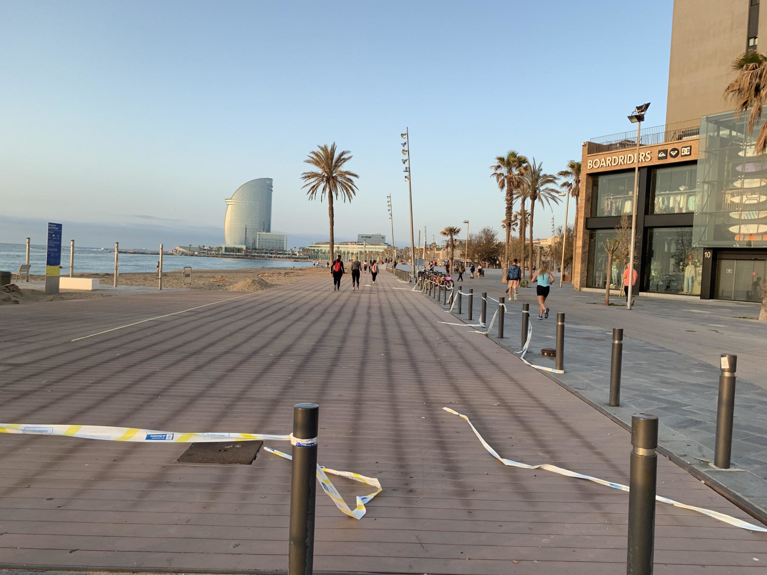 Un dels molts precintes trencats que hi havia aquest divendres a primera hora del matí a les platges de la Barceloneta, el primer dia de reobertutra després de 8 setmanes de confinament / S.B.