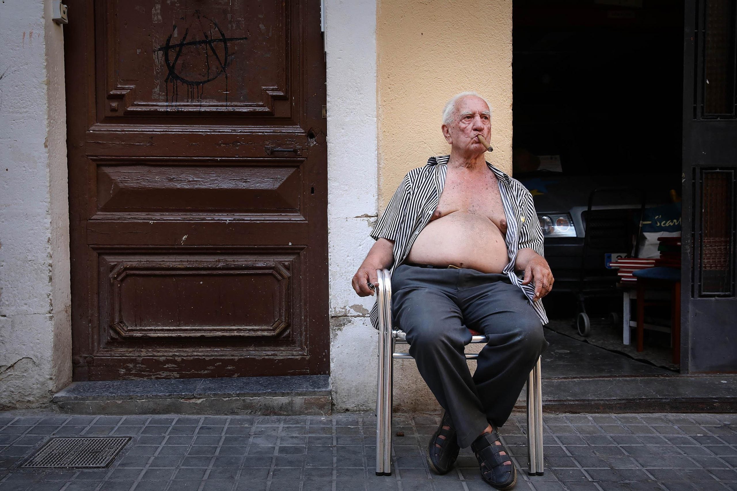 Emilio José Manero, veí del carrer Progrés, a la porta de casa seva. / Jordi Play Emilio José Manero, veí del carrer Progrés, a la porta de casa seva. / Jordi Play