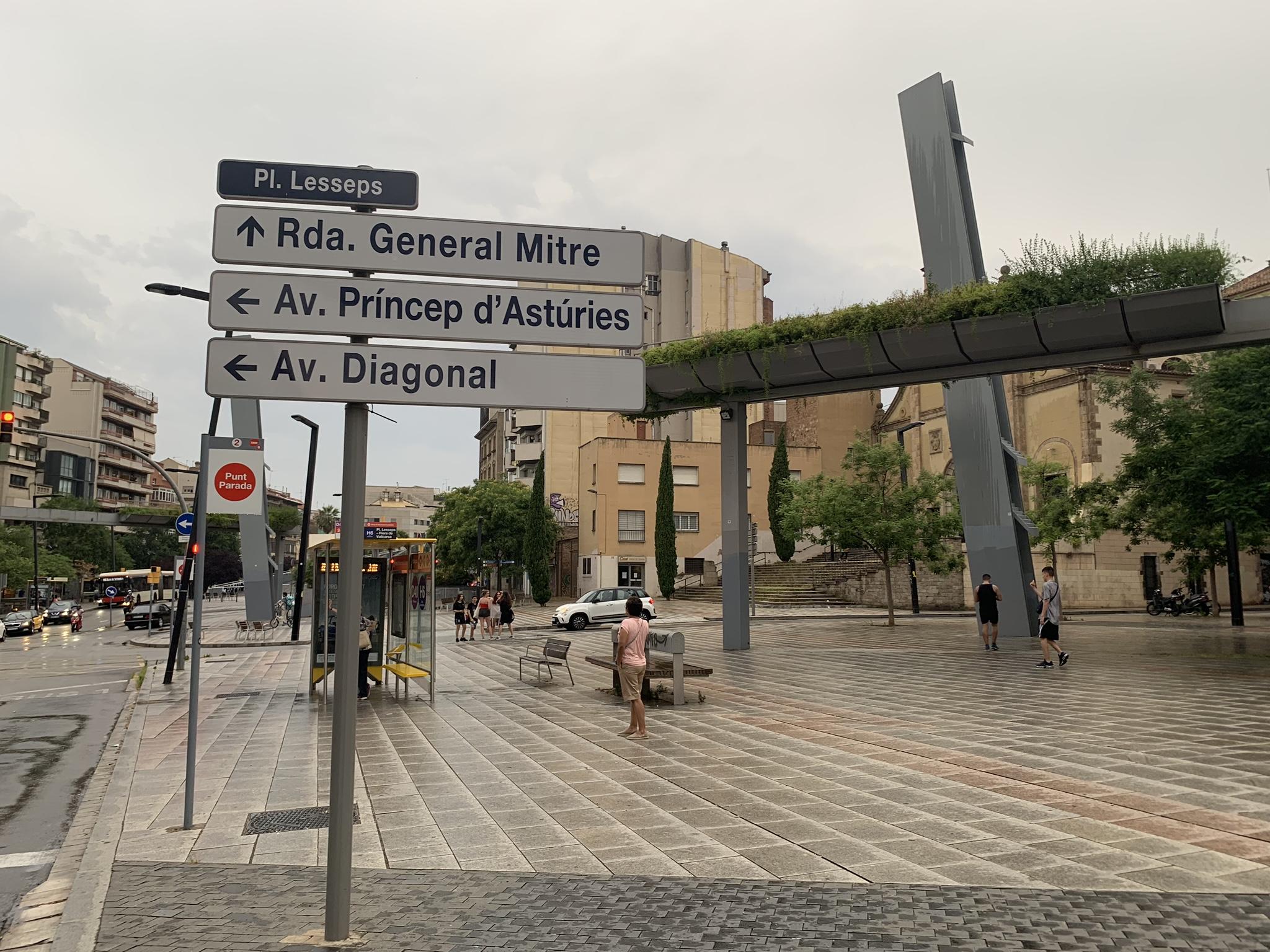 Rètol de la plaça Lesseps que indica el camí cap a l'avinguda Riera de Cassoles encara amb el nom antic, avinguda Príncep d'Astúries / S.B.