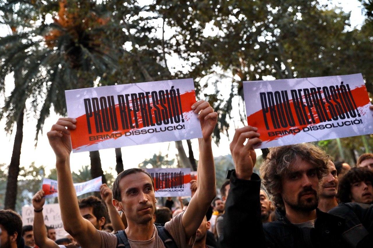 Manifestants contra la repressió davant del TSJC / Jordi Borràs