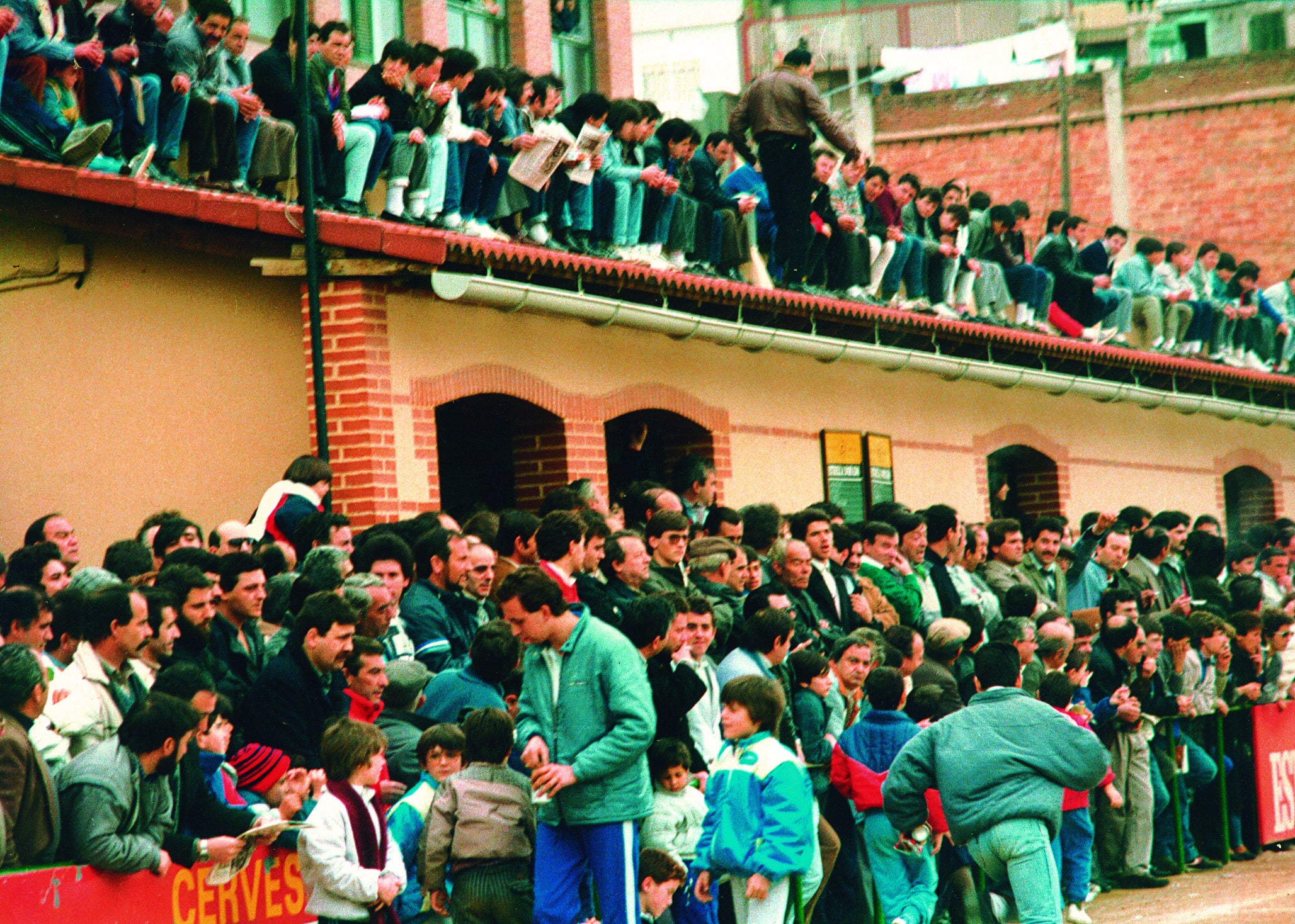 El públic omplia l'estadi en les grans ocasions fins arribar a enfilar-se al terrat. / CF Damm