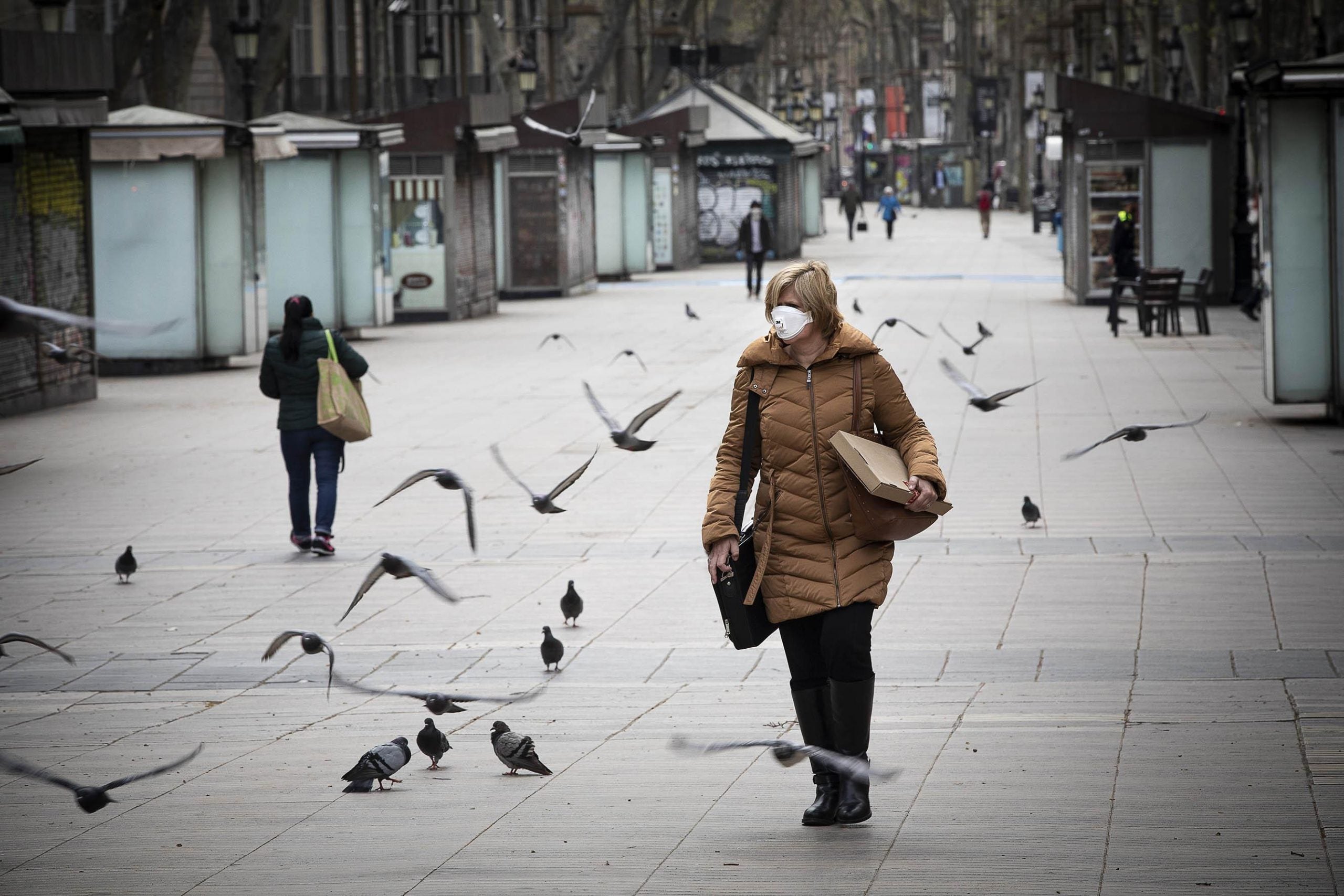 Vianants i coloms a la Rambla, en imatge d'arxiu / Jordi Play