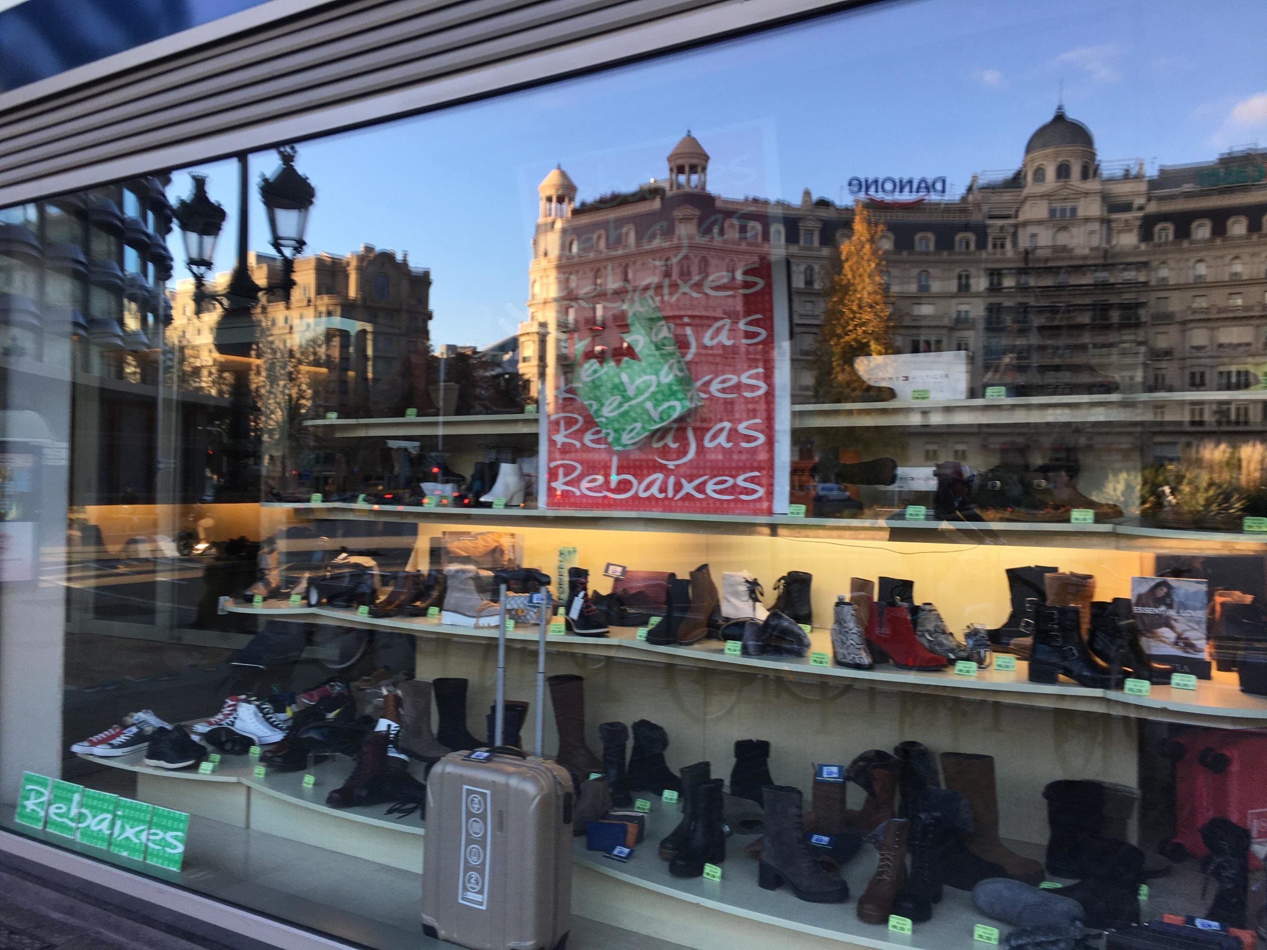 Un aparador amb els cartells de rebaixes el dia 4 de gener, quan encara no s'ha acabat la campanya de Nadal i Reis, a la plaça Francesc Macià / S.B.