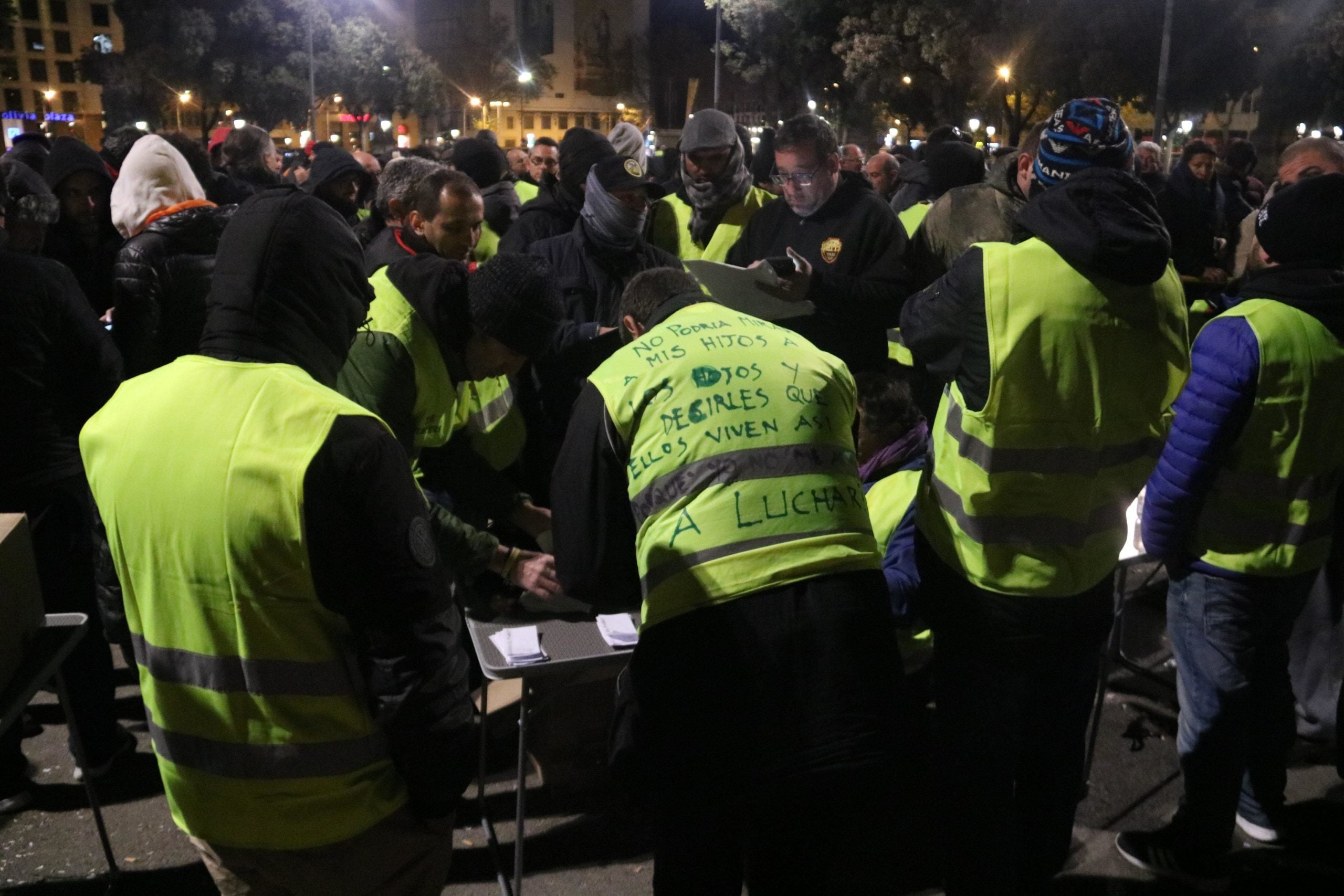 Un moment del recompte de vots dels taxistes per decidir si acceptaven el decret dels VTC pactat amb Territori i l'AMB / ACN Un moment del recompte de vots dels taxistes per decidir si acceptaven el decret dels VTC pactat amb Territori i l'AMB / ACN
