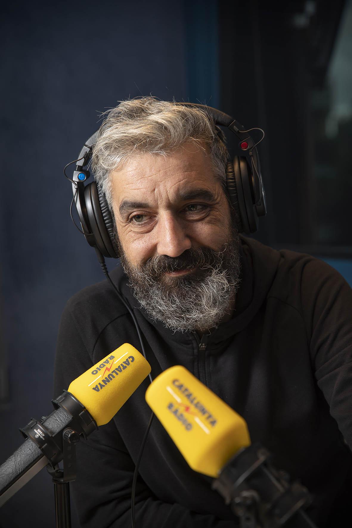 El presentador de l'Estat de Gràcia, ente micròfons / Jordi Play