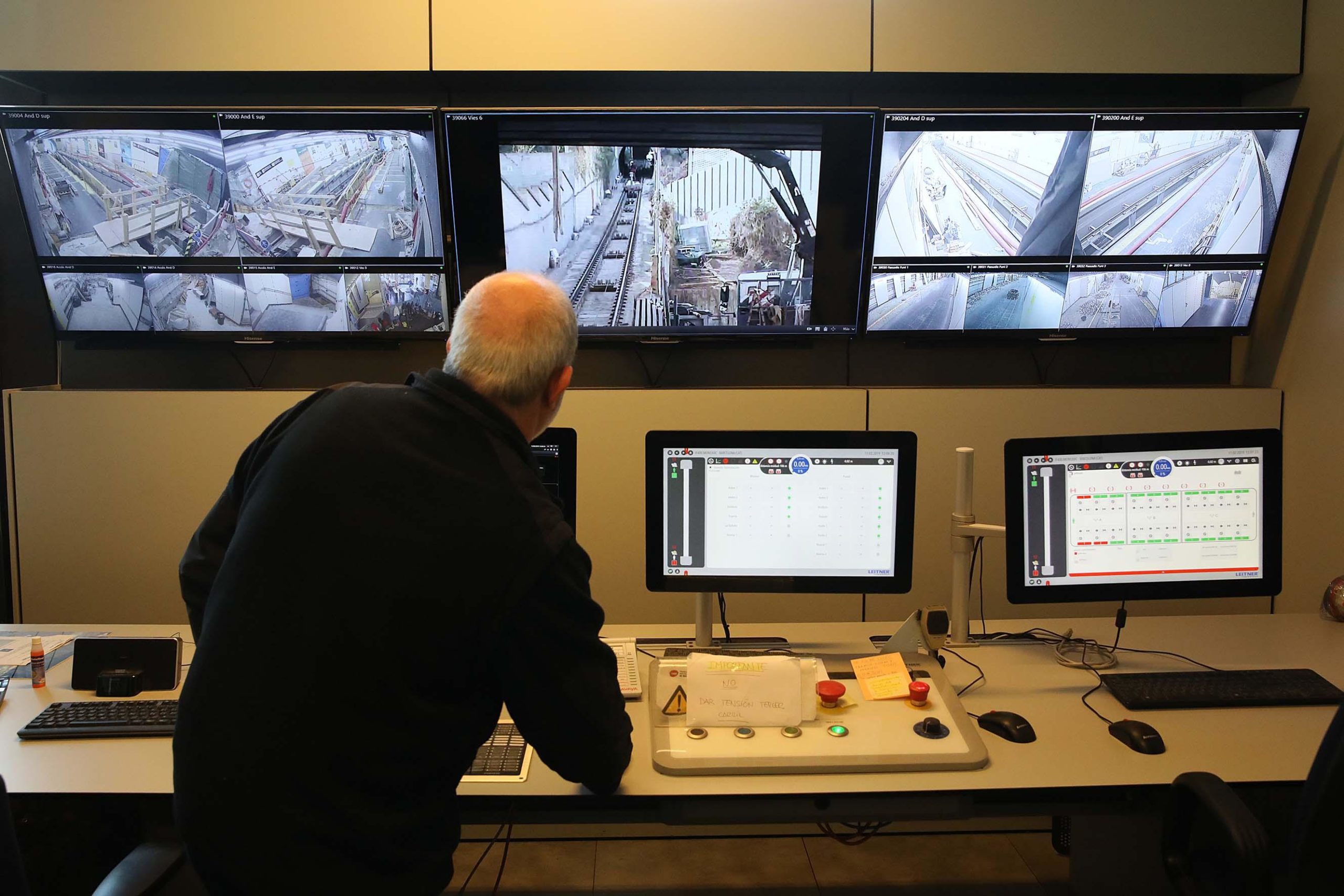 La sala de comandaments del funicular de Montjuïc, on ara els monitors mostren cada racó de les obres i, quan hi ha el servei normal, les estacions, el túnel i els trens / Jordi Play La sala de comandaments del funicular de Montjuïc, on ara els monitors mostren cada racó de les obres i, quan hi ha el servei normal, les estacions, el túnel i els trens / Jordi Play