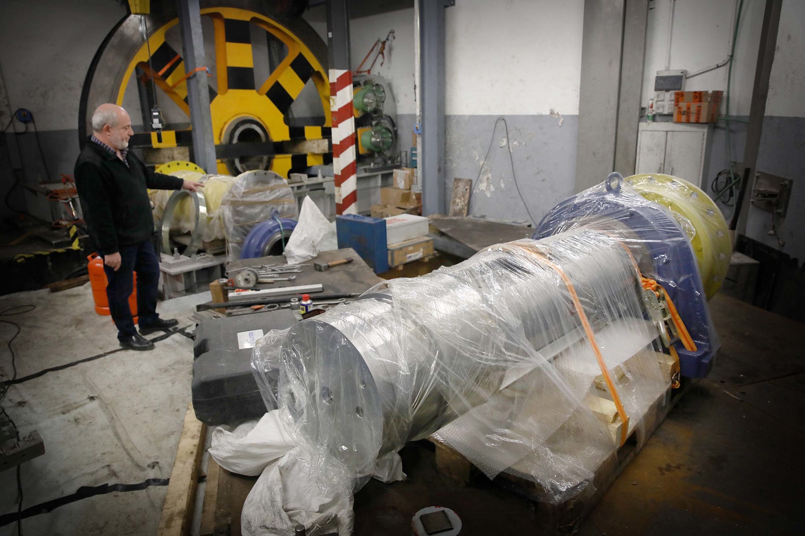La sala de màquines del funicular de Montjuïc, en obres, amb el cap d'explotació, Carlos Sánchez / Jordi Play  La sala de màquines del funicular de Montjuïc, en obres, amb el cap d'explotació, Carlos Sánchez / Jordi Play
