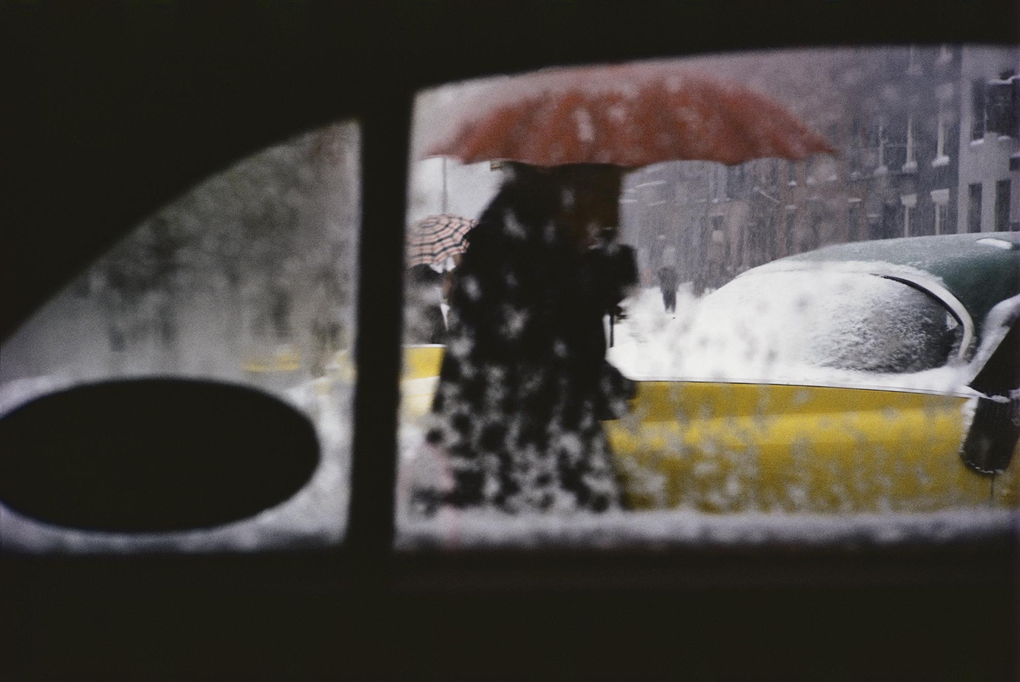 'Red Umbrella' (1955) de Saul Leiter, cortesia de Gallery FIFTY ONE / Foto Colectania