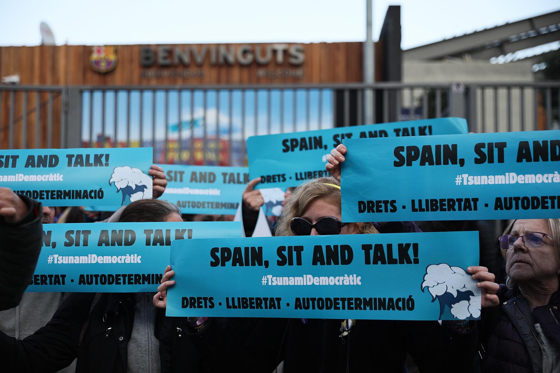 Manifestants convocats per Tsunami Democràtic per al clàssic, a prop del Camp Nou, el 19 de desembre / Jordi Borràs