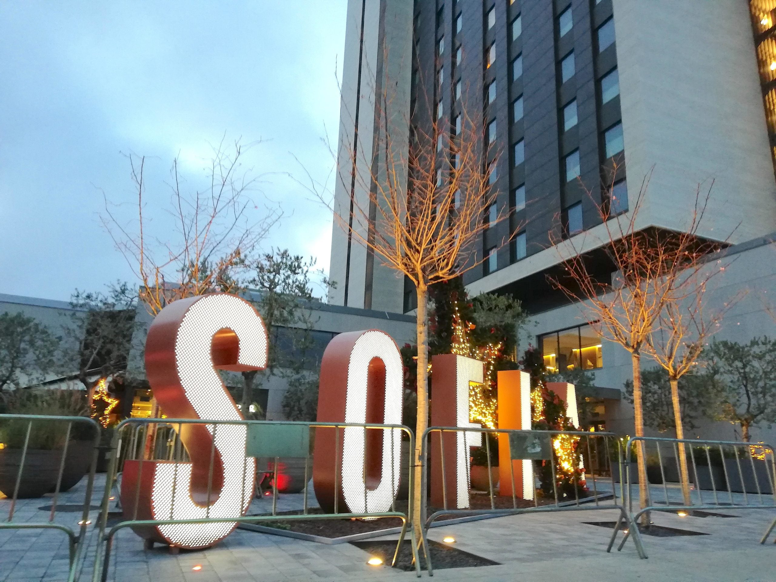 L'hotel Sofia, envoltat de tanques de seguretat amb motiu del clàssic i la protesta del Tsunami / A.L.