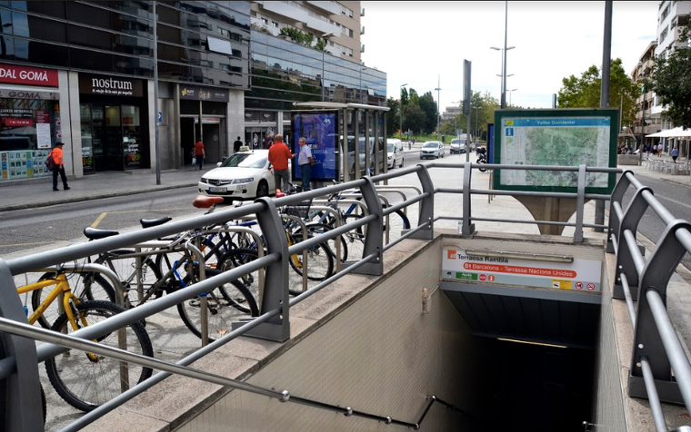 Sortida de l'estació d'FGC al mig de la Rambla de Terrassa | MARCEL MARSAL Sortida de l'estació d'FGC al mig de la Rambla de Terrassa | MARCEL MARSAL