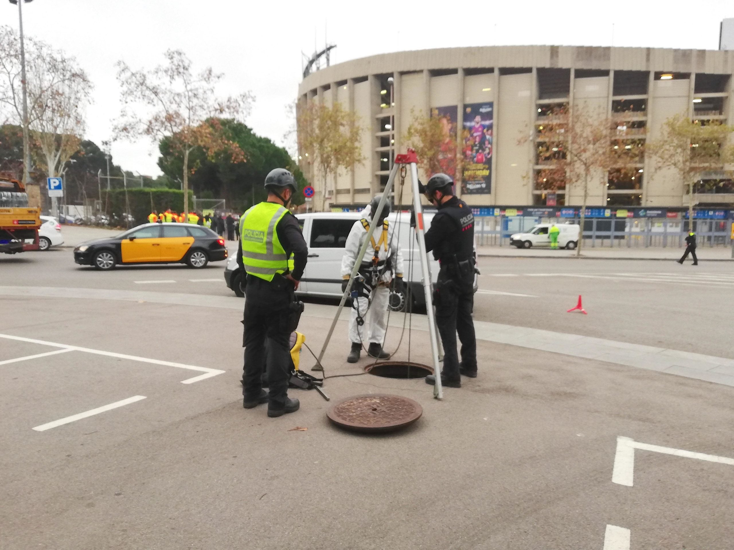 Agents de la unitat de subsòl dels Mossos examina les clavegueres de la rodalia del Camp Nou hores abans del clàssic del Tsunami / A.L. Agents de la unitat de subsòl dels Mossos examina les clavegueres de la rodalia del Camp Nou hores abans del clàssic del Tsunami / A.L.