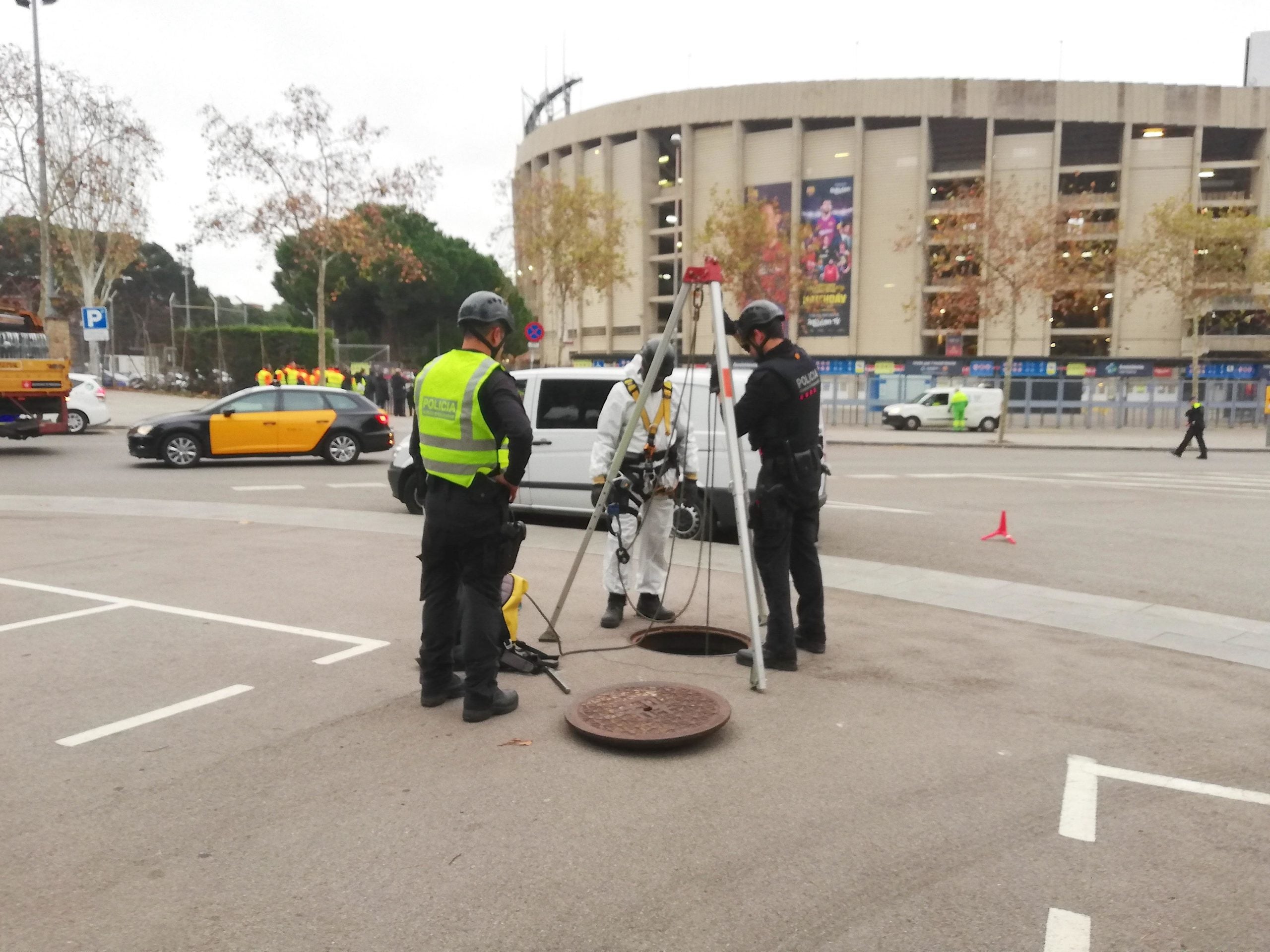 Agents de la unitat de subsòl dels Mossos examina les clavegueres de la rodalia del Camp Nou hores abans del clàssic del Tsunami / A.L.