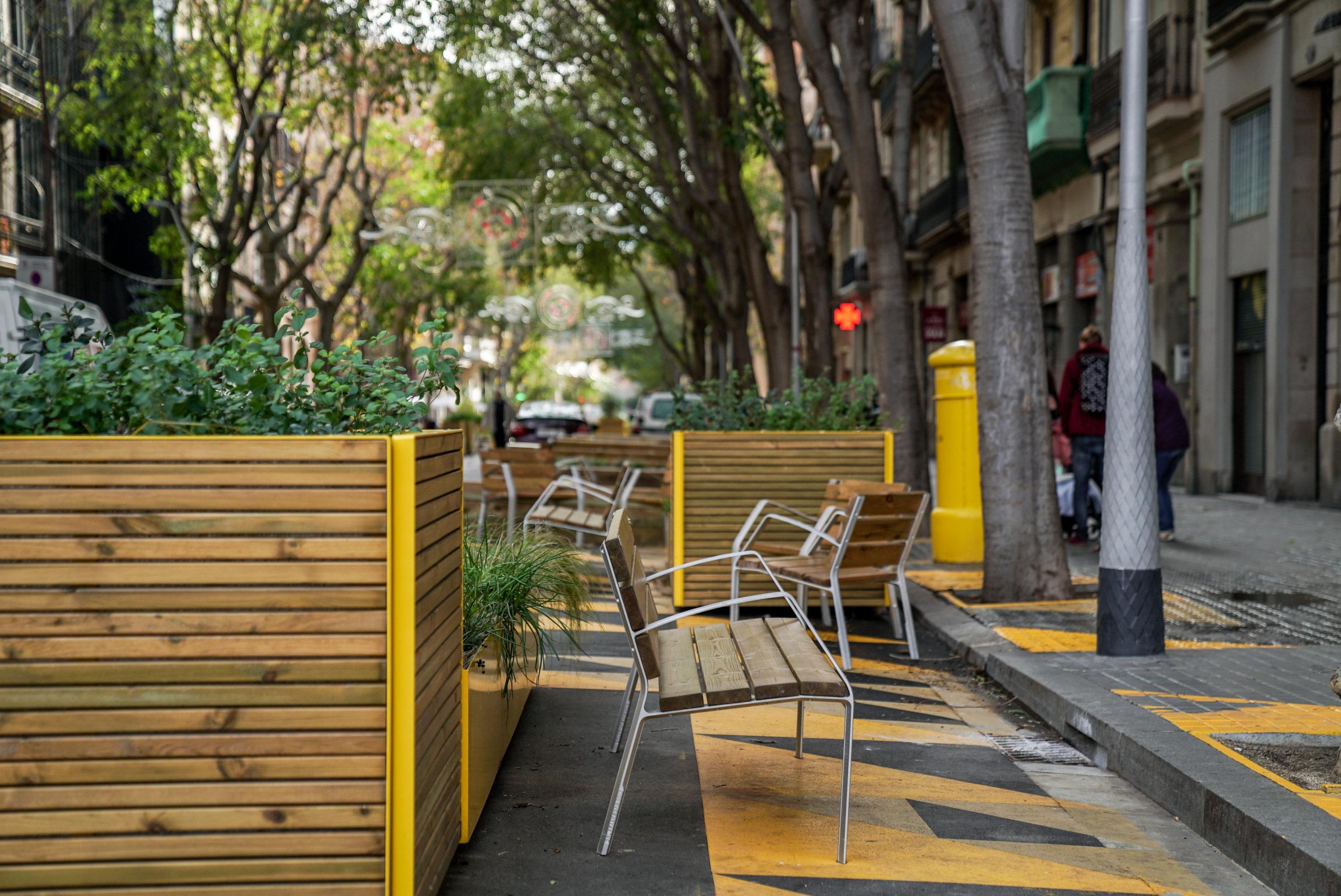 Bancs i parterres verds a la calçada, al carrer Borrell / Ajuntament de Barcelona