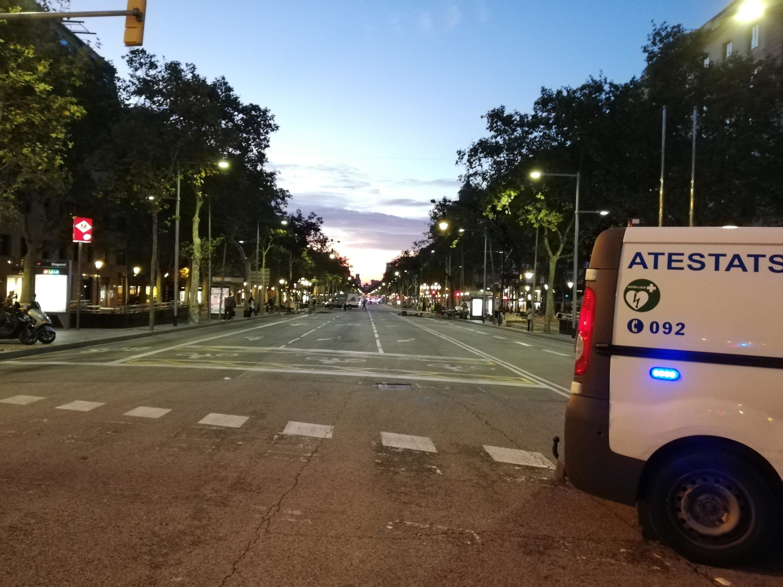 El passeig de Gràcia, tallat entre el carrer Aragó i la Diagonal a primera hora del matí d'aquest dimecres, l'endemà dels aldarulls posteriors a la protesta per la sentència de l'1-O / A.L.