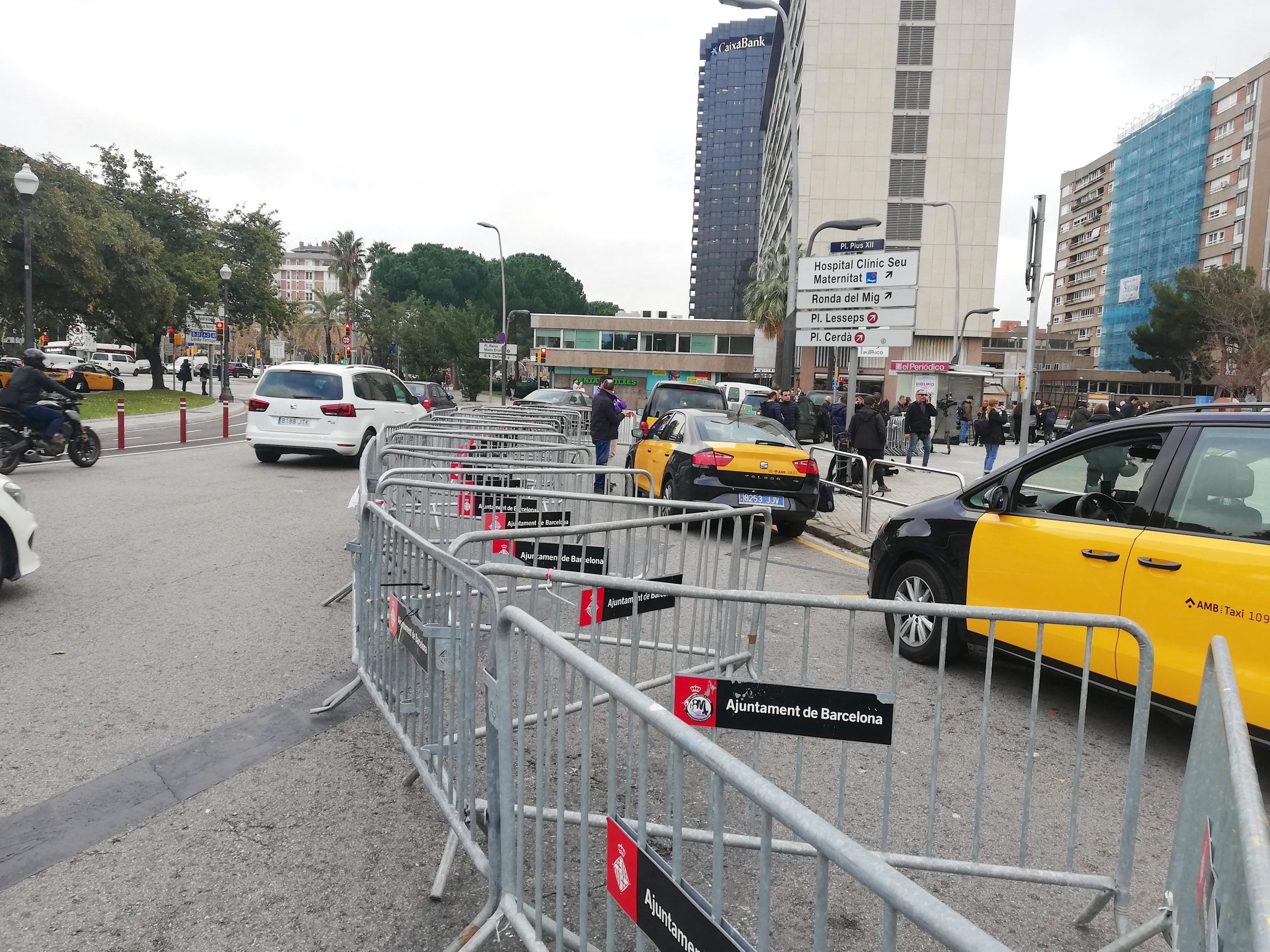 Tanques al carrer, a la confluència de la plaça Pius XIII amb l'avinguda Joan XXIII, per protegir els accessos al Camp Nou de cara al clàssic del Tsunami / A.L.