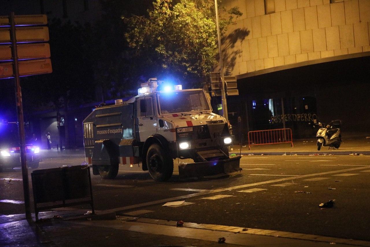 La tanqueta d'aigua antidisturbis dels Mossos d'Esquadra, en acció per primera vegada / Jordi Borràs