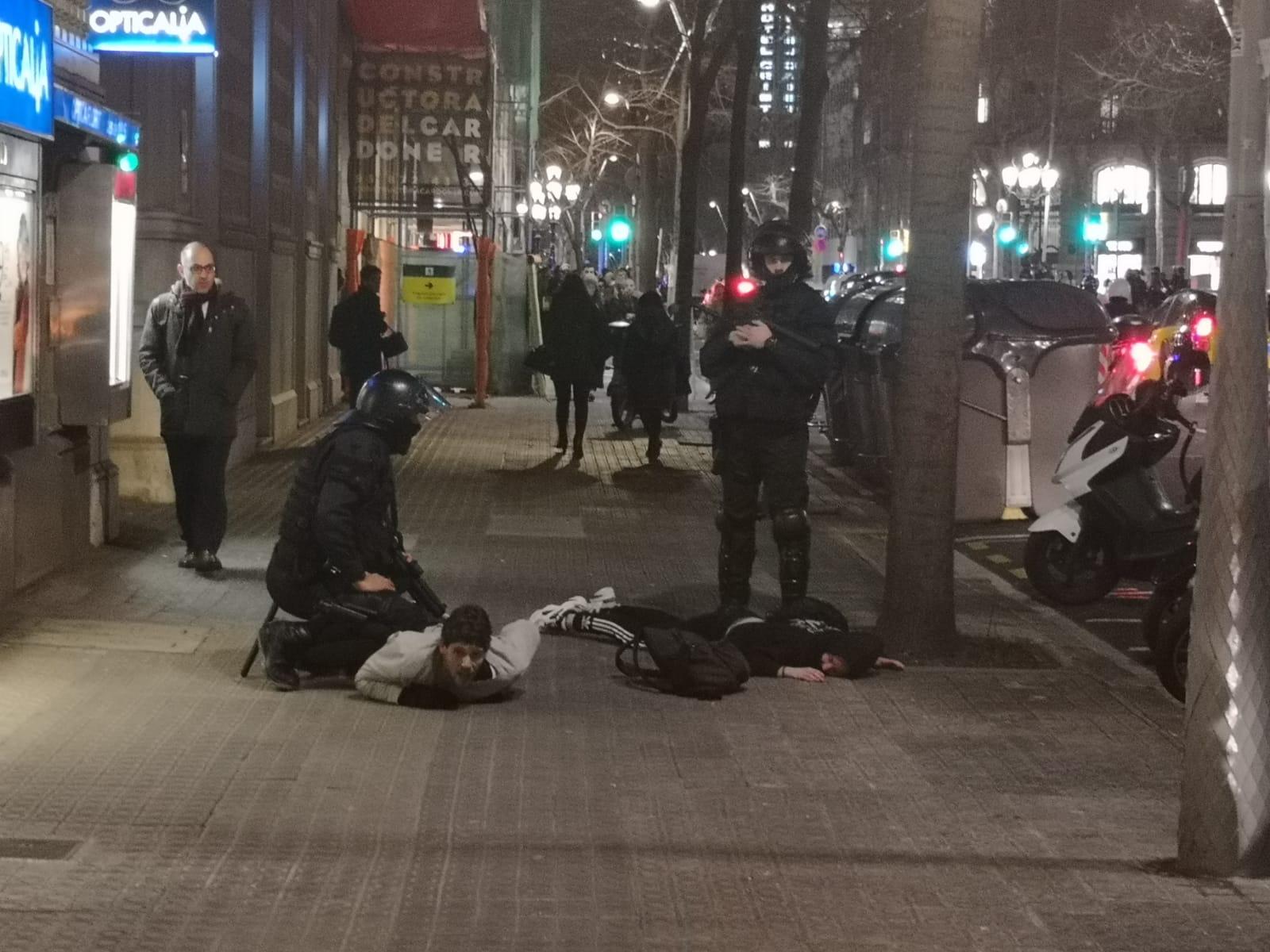 Manifestants contra la inhabilitació de Torra, a terra retinguts pels Mossos / D.C. Manifestants contra la inhabilitació de Torra, a terra retinguts pels Mossos / D.C.