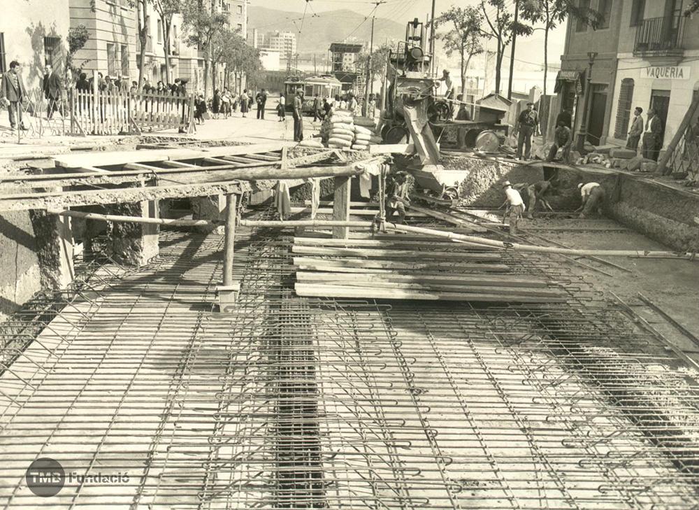 Una de les estacions de tram de la línia II, en construcció / Arxiu TMB