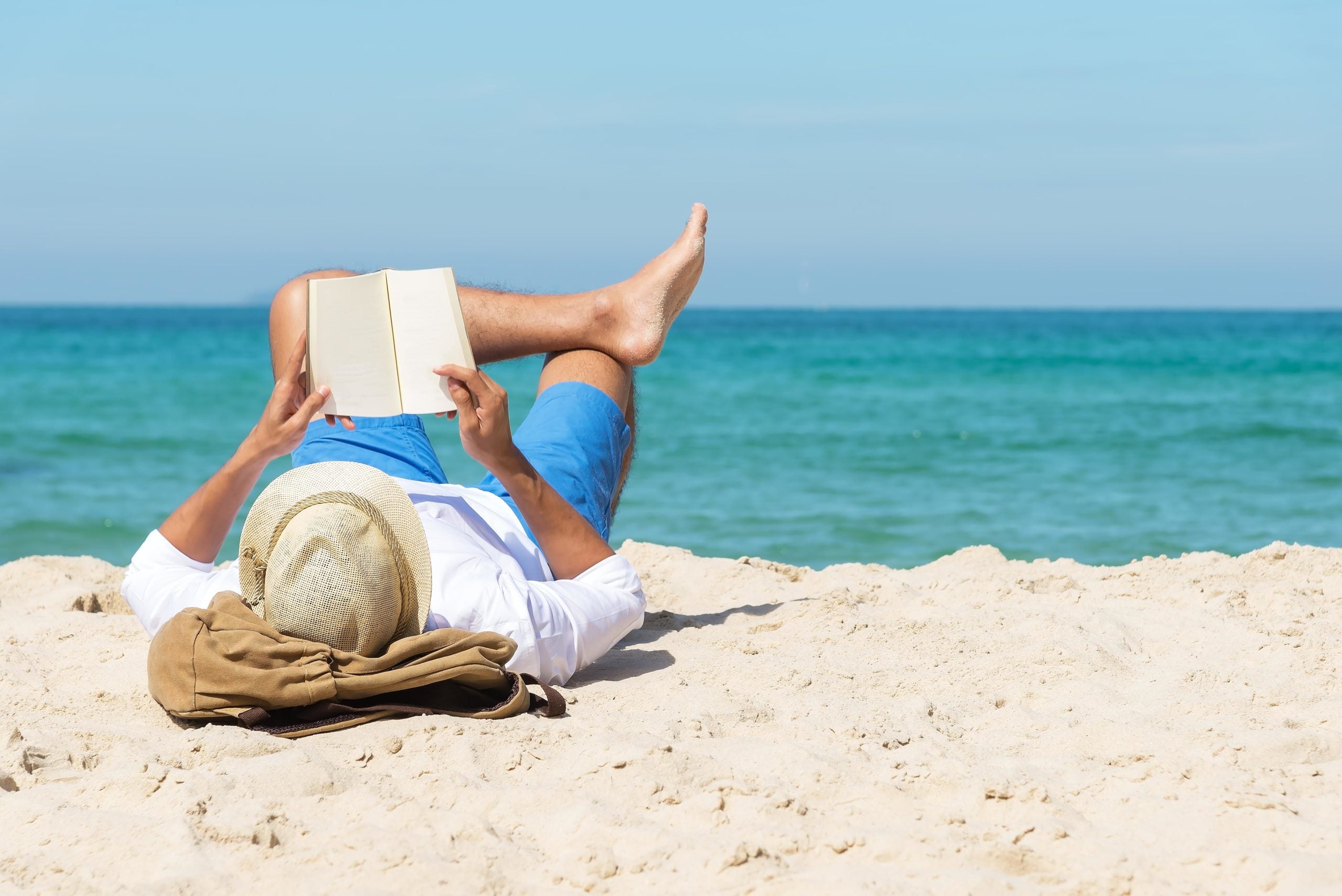 Lectura a la platja / Tonkid / Shutterstock