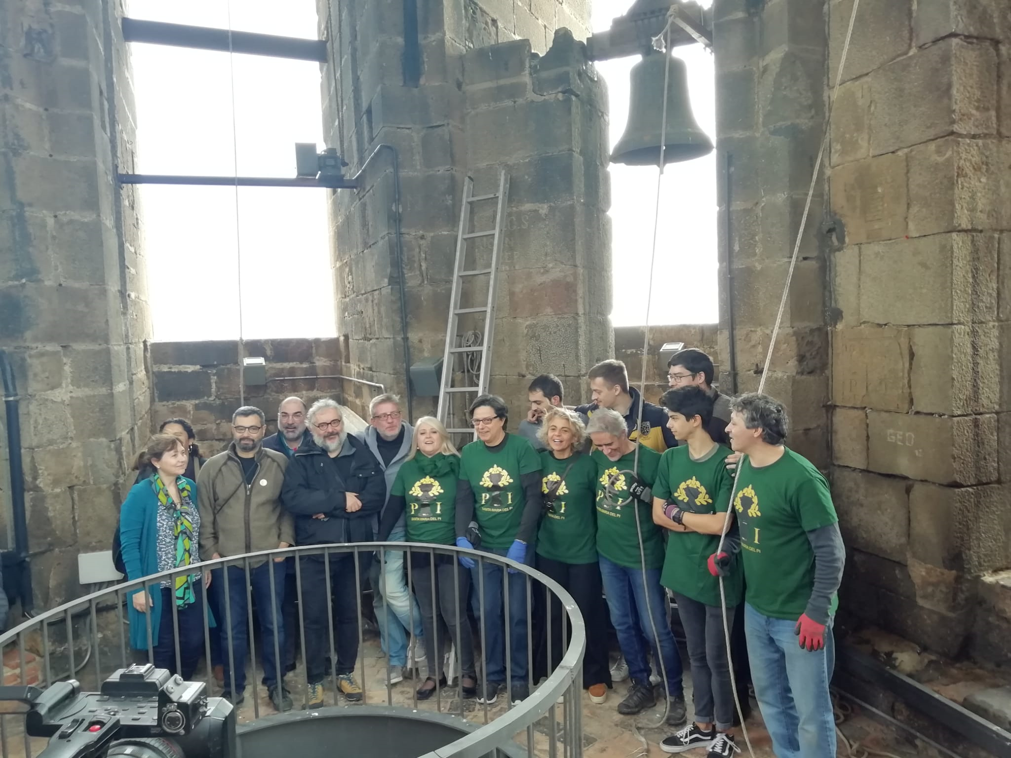 Foto de fam&iacute;lia de campaners del Pi i nous aficionats barcelonins / Amigues i Amics del Campanar de Santa Maria del Pi 