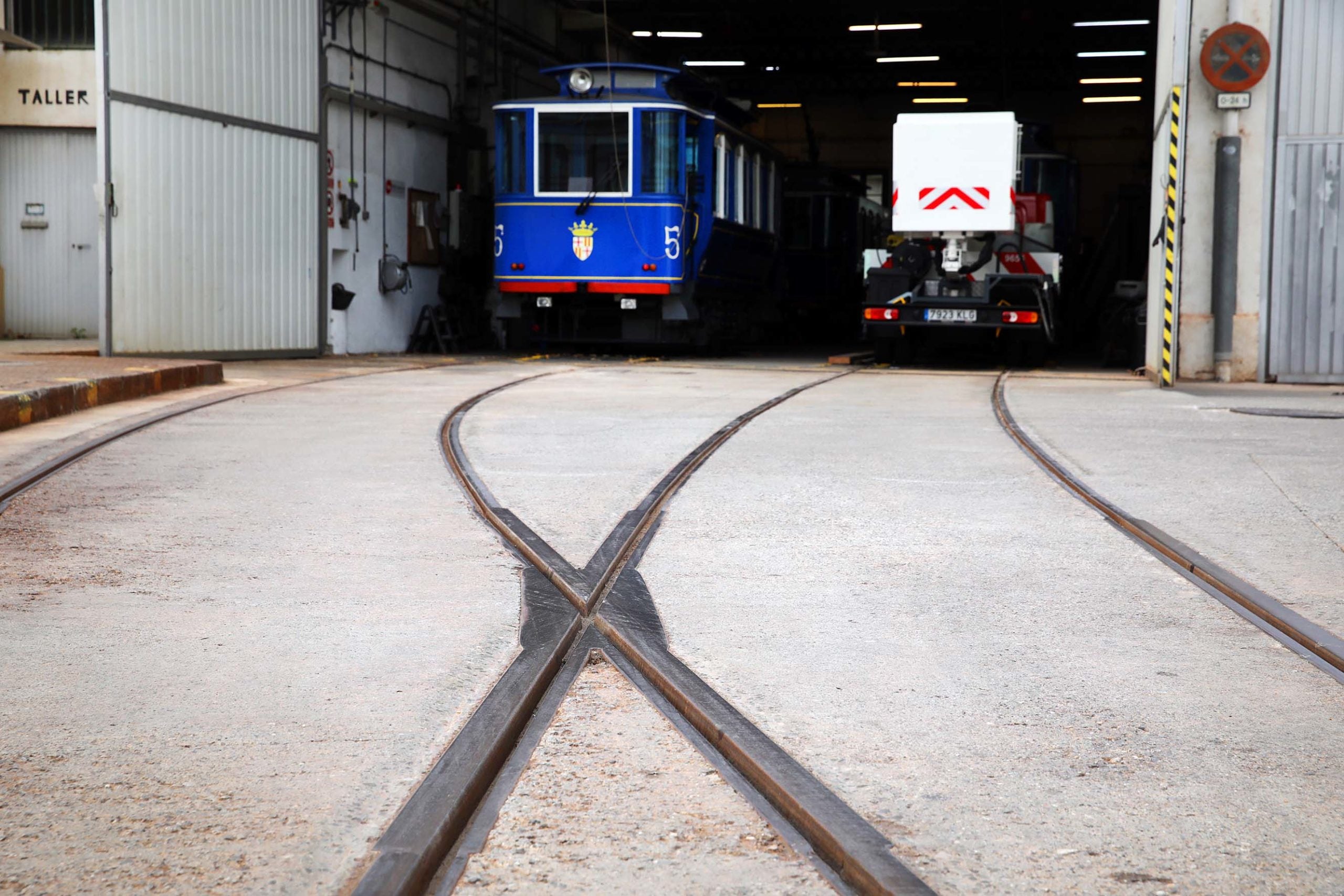 Un dels combois del Tramvia Blau, al taller que hi ha al costat de la cotxera, sota la ronda de Dalt / Jordi Play