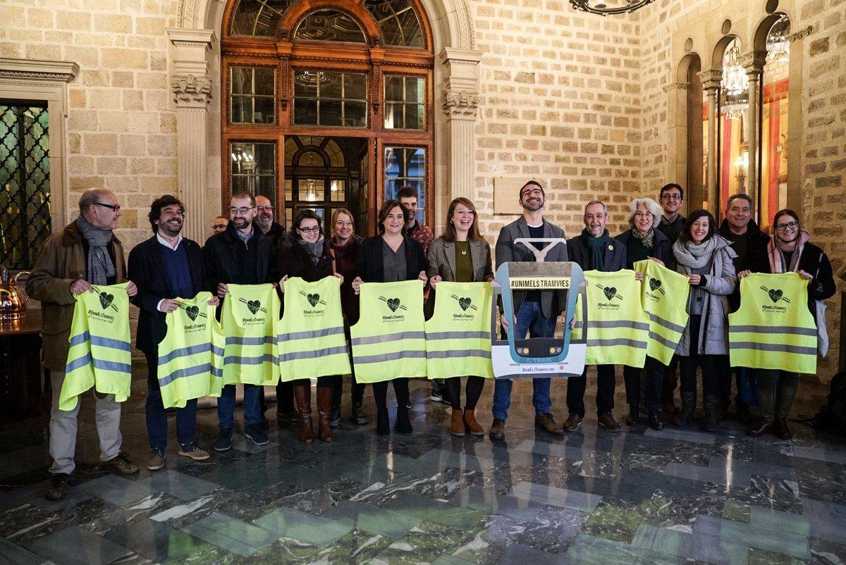 Foto de família de partits i associacions partidaris de la unió del tramvia per la Diagonal / BComú Foto de família de partits i associacions partidaris de la unió del tramvia per la Diagonal / BComú