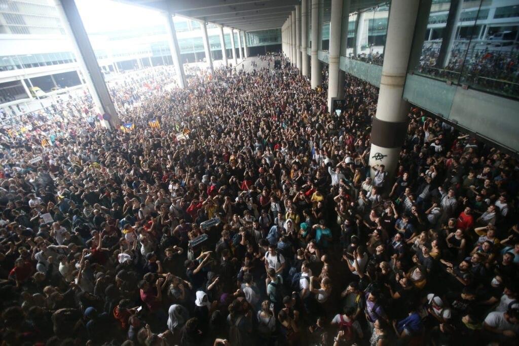 Manifestants contra la sentència de l'1-O als accessos a l'aeroport / Tsunami Democràtic Manifestants contra la sentència de l'1-O als accessos a l'aeroport / Tsunami Democràtic