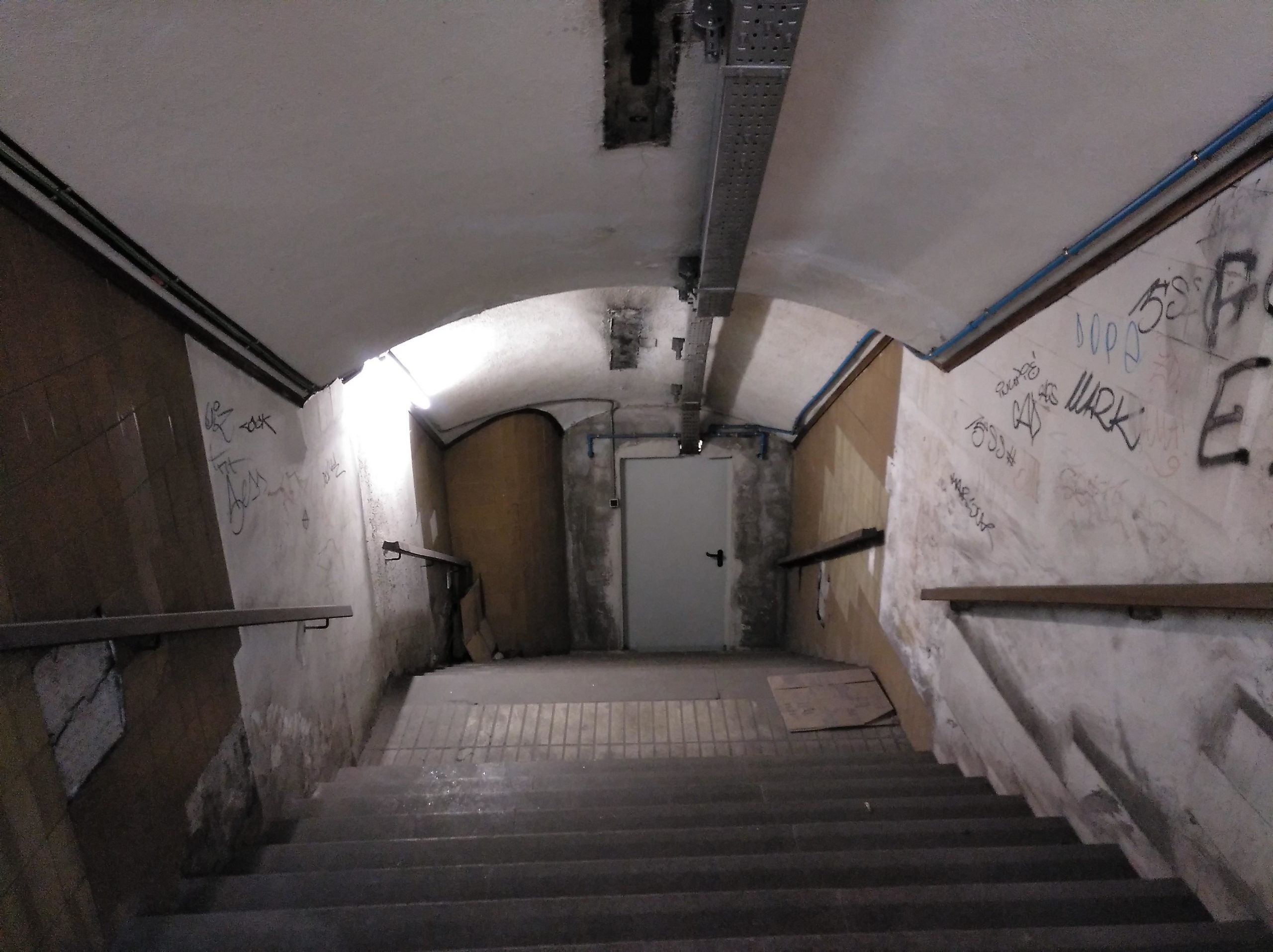Porta que va a parar a una de les andanes de la L3 de Plaça Catalunya. | Cedida Porta que va a parar a una de les andanes de la L3 de Plaça Catalunya. | Cedida