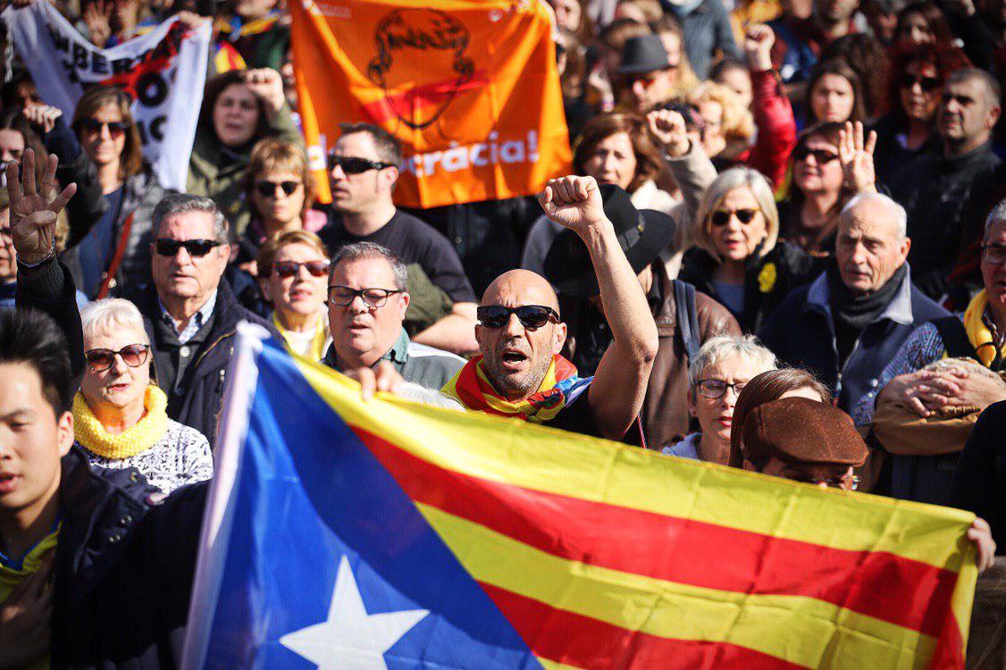 Un manifestant amb una estelada desplegada a la plaça Universitat / Jordi Borràs