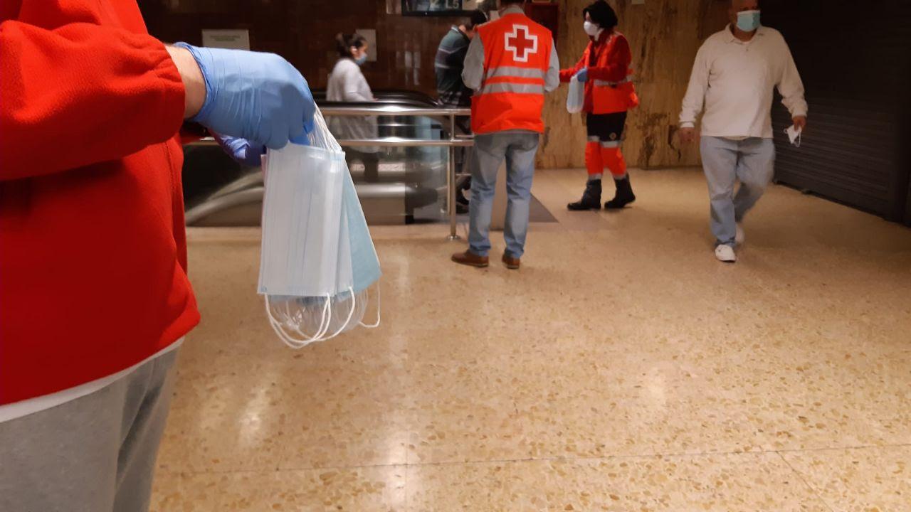 Repartiment de mascaretes de la Creu Roja i l'Ajuntament, al metro / Ajuntament de Barcelona 