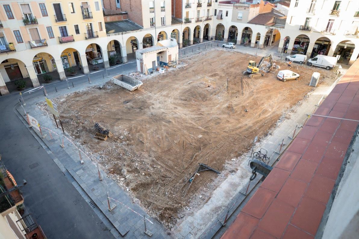 Vista del solar dins la plaça Mercadal, on hi havia el mercat de Sant Andreu / Ajuntament de Barcelona