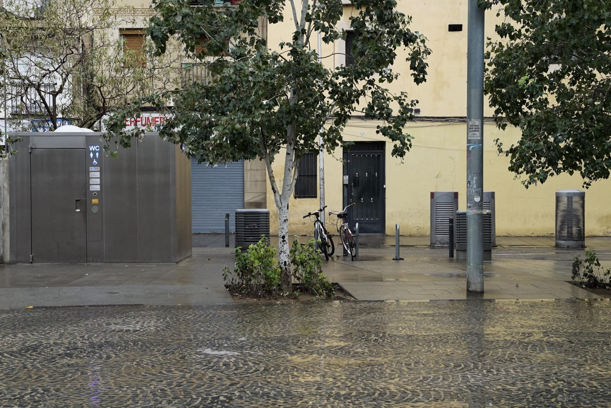 Lavabo públic autorentable a la Rambla del Raval / Ajuntament de Barcelona