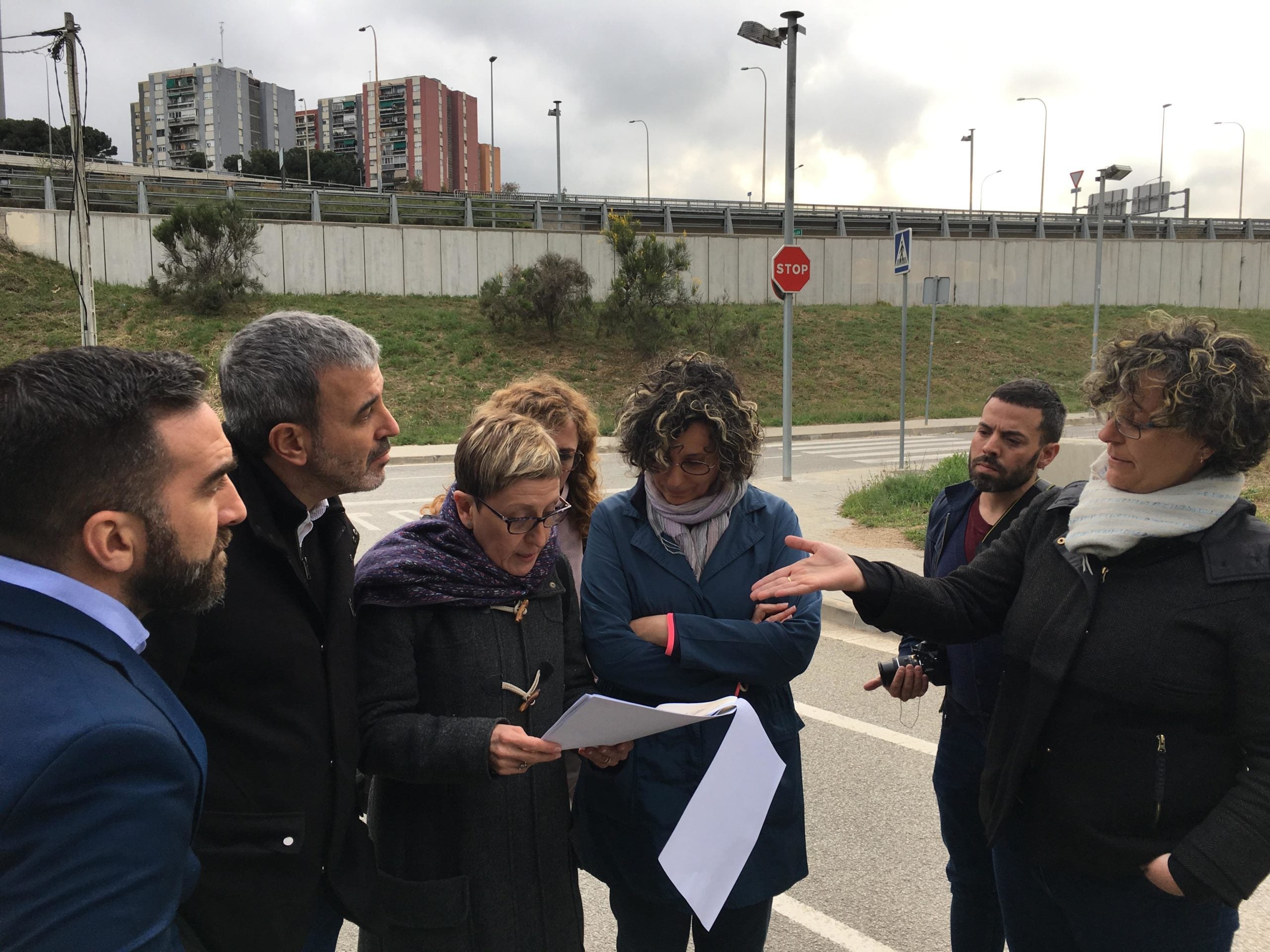 Carmen de Andrés ensenya a Zaida Palet, Collboni i la resta de la comitiva el pla urbanístic per transformar La Ponderosa en una zona d'habitatges de Vallbona / S.B. Carmen de Andrés ensenya a Zaida Palet, Collboni i la resta de la comitiva el pla urbanístic per transformar La Ponderosa en una zona d'habitatges de Vallbona / S.B.