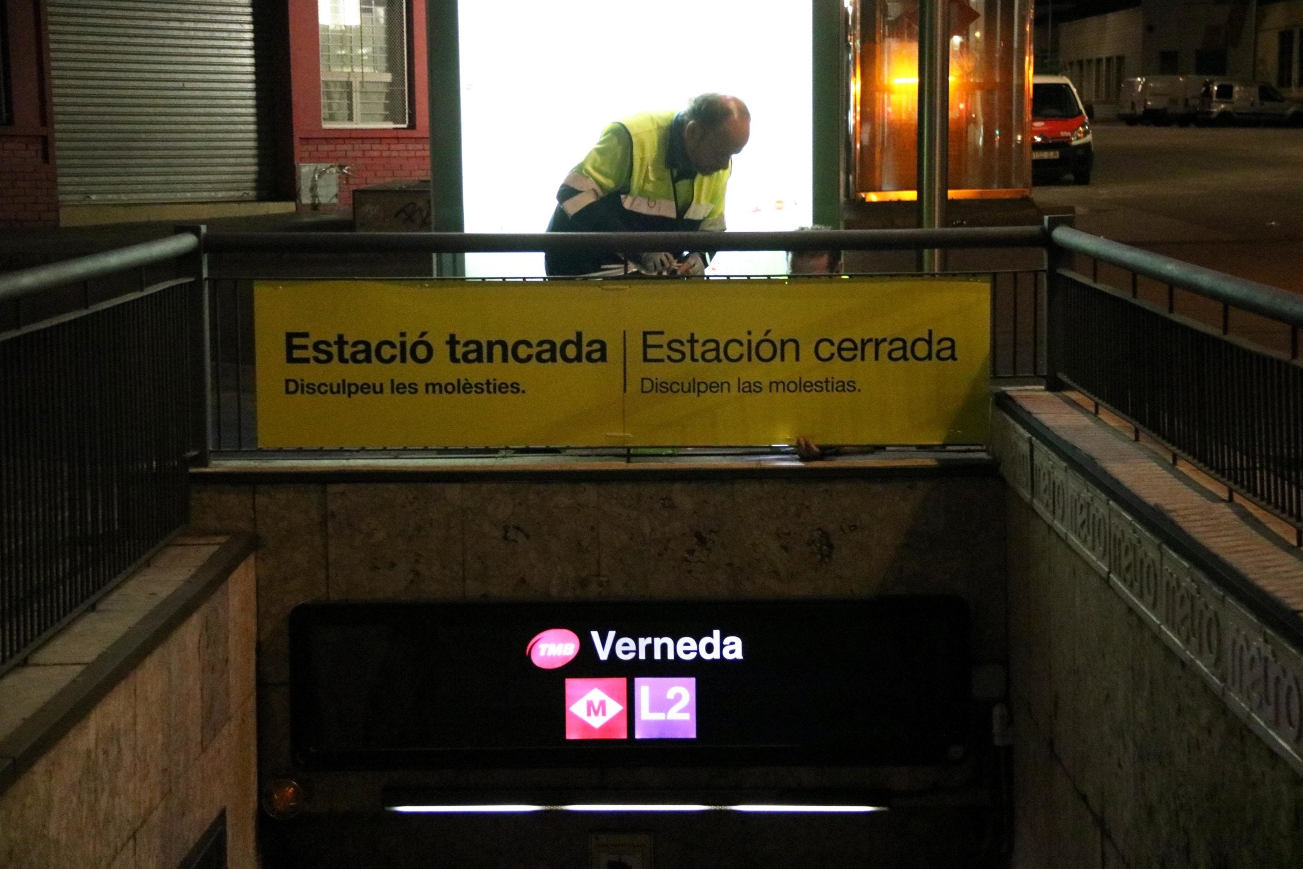 Rètol que anuncia que l'estació de La Verneda del metro de Barcelona es tanca per retirar-ne amiant / ACN