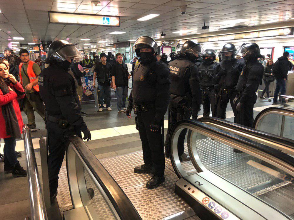 Agents de la BRIMO a l'estació de plaça Catalunya / Jordi Borràs