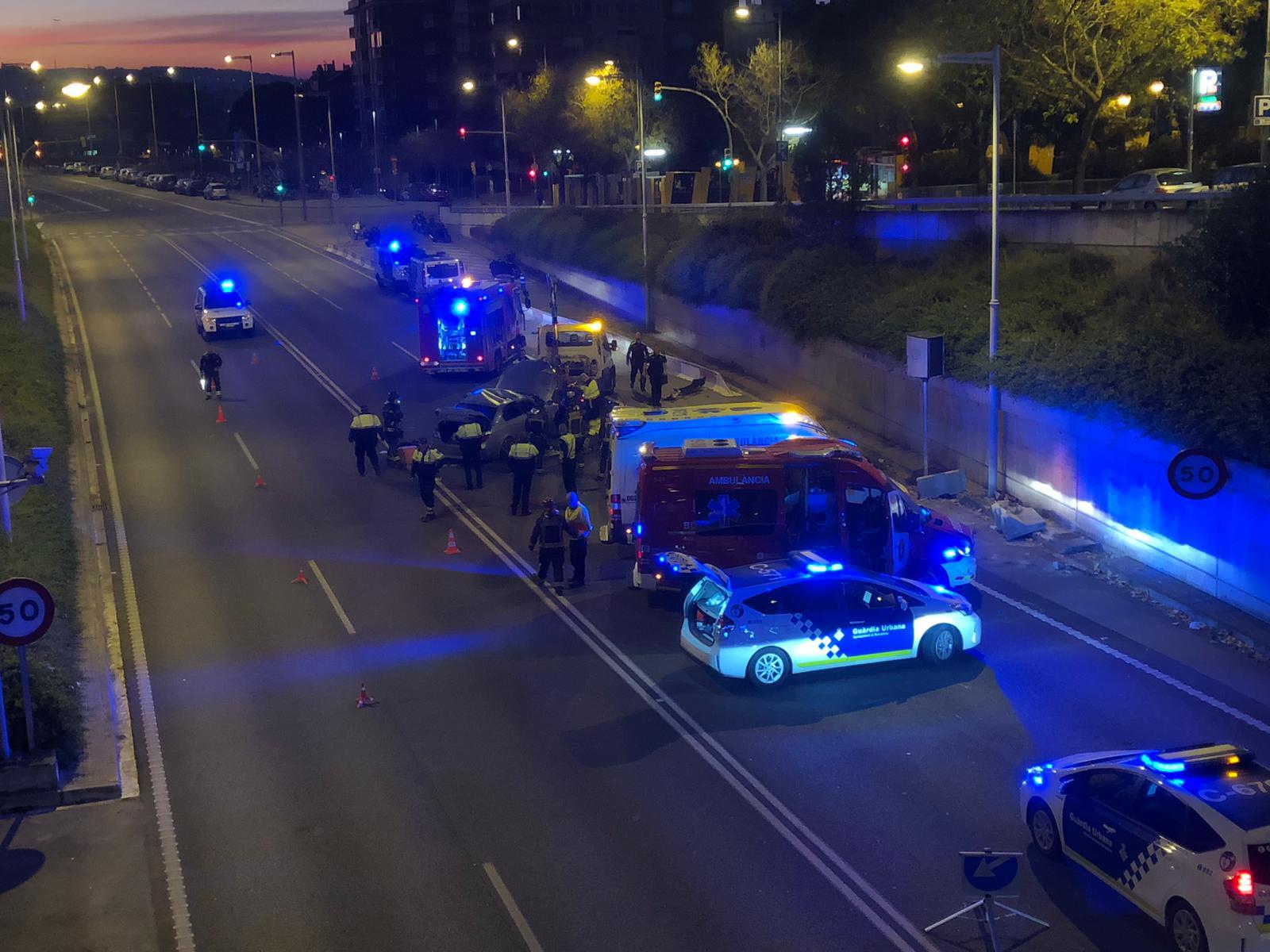 El cotxe accidentat a la sortida dels túnels de Vallvidrera, a prop de la Via Augusta de Barcelona / Tot Barcelona