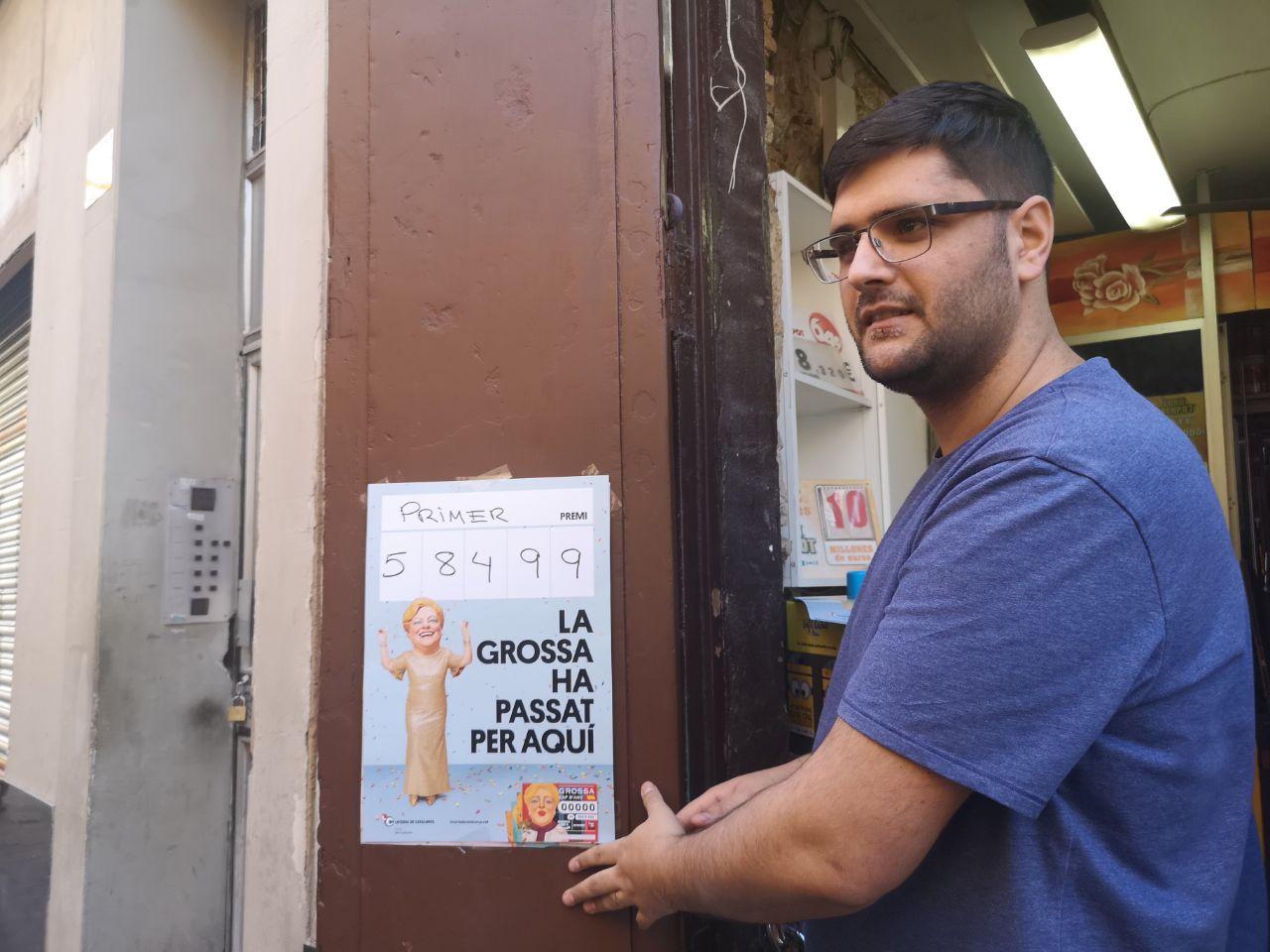 El José Moya, gerent de l'estanc afortunat, és el primer que ven un primer premi de la Grossa a Barcelona | David Cobo El José Moya, gerent de l'estanc afortunat, és el primer que ven un primer premi de la Grossa a Barcelona | David Cobo